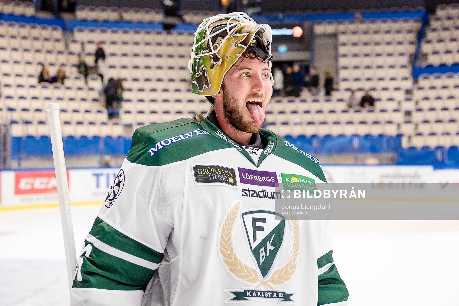 Färjestads målvakt Stefan Steen sträcker ut tungan