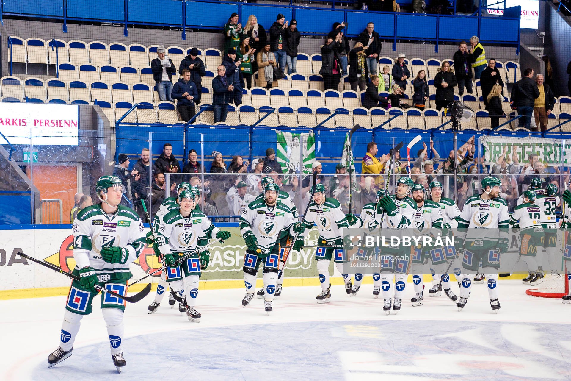 Färjestads spelare jublar framför fansen