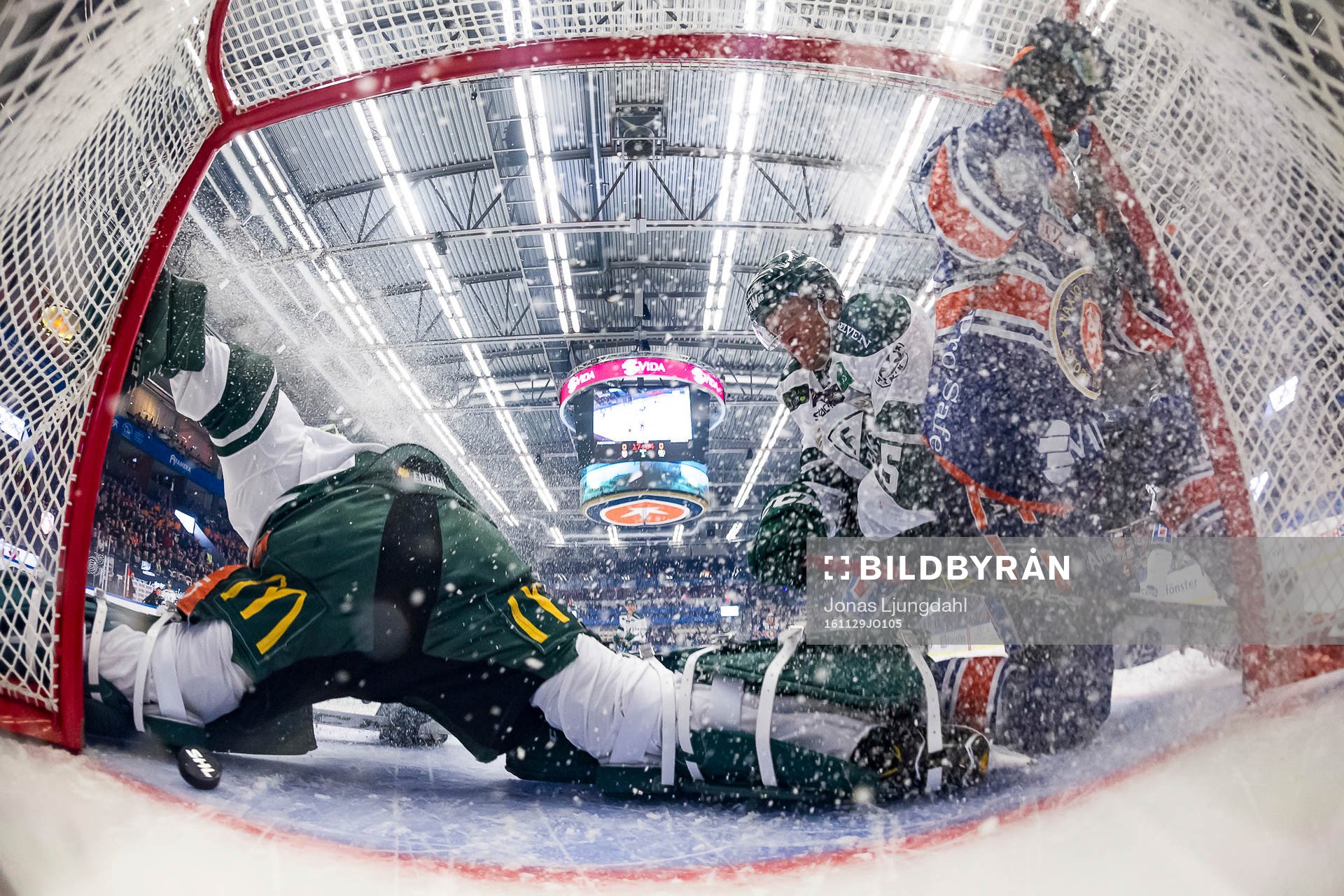 Växjös Joakim Hillding gör mål 1-0 och kraschar in i