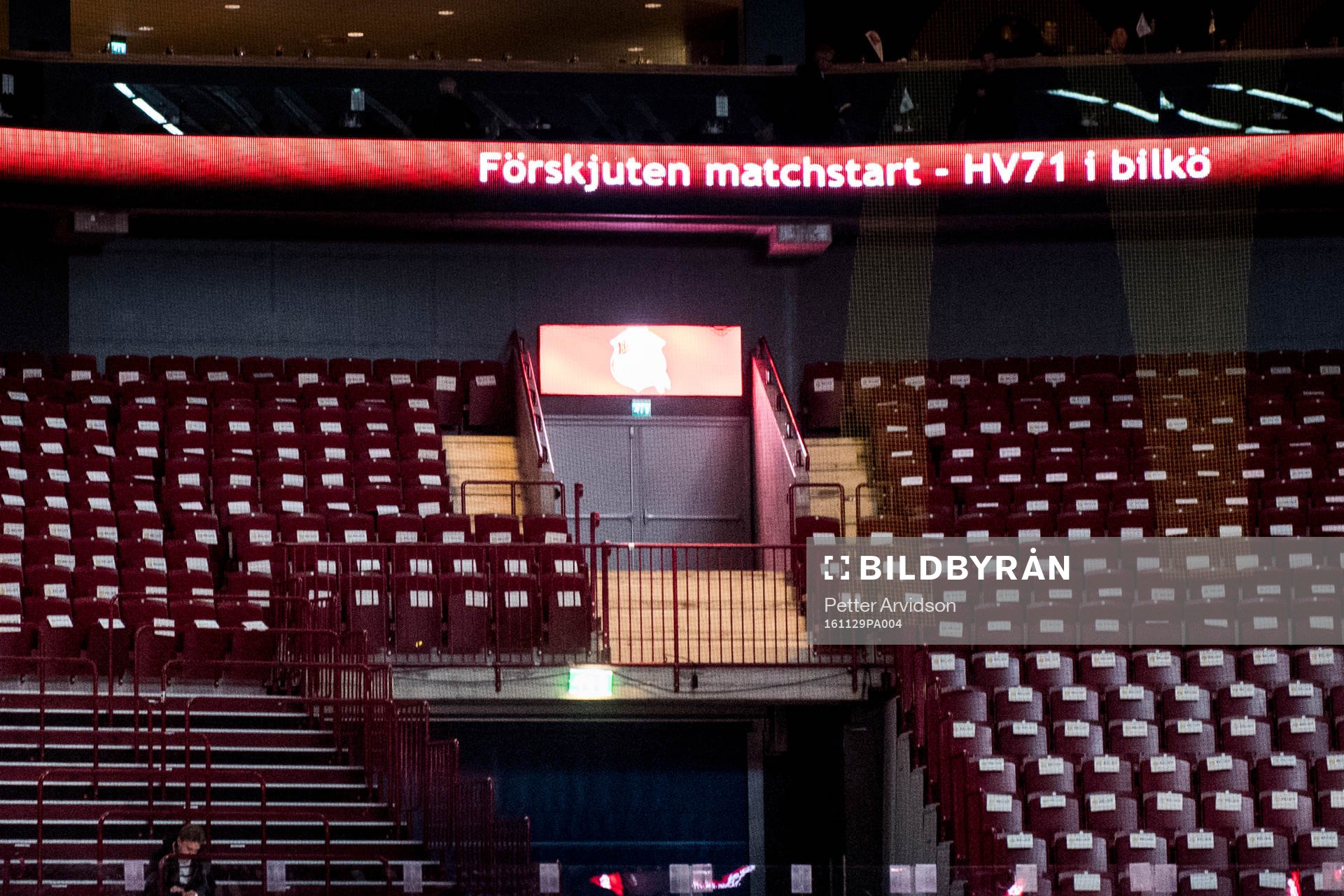 s spelarbuss sitter fast i bilköer
