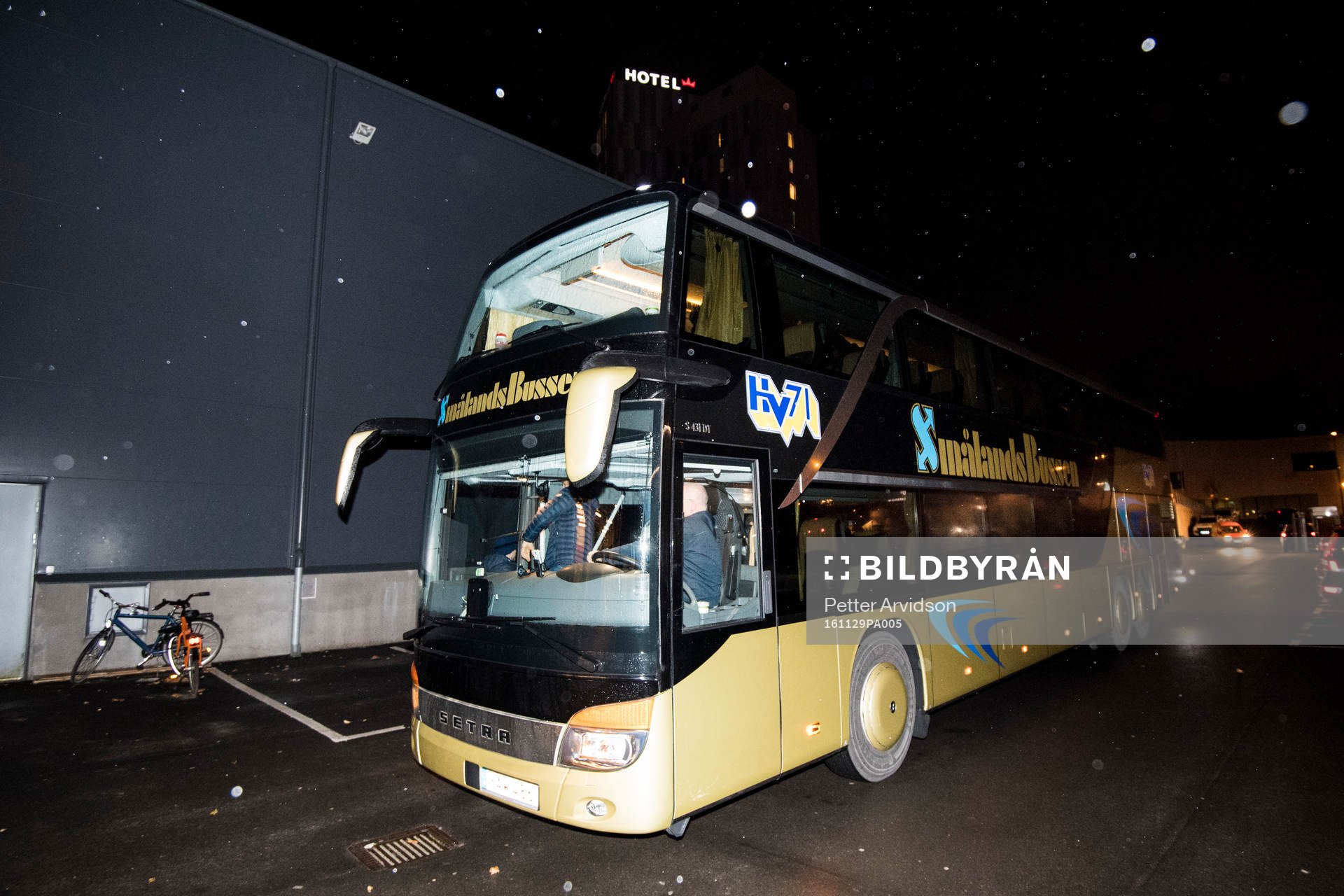 s spelarbuss anländer försenad och ordinarie matchstart