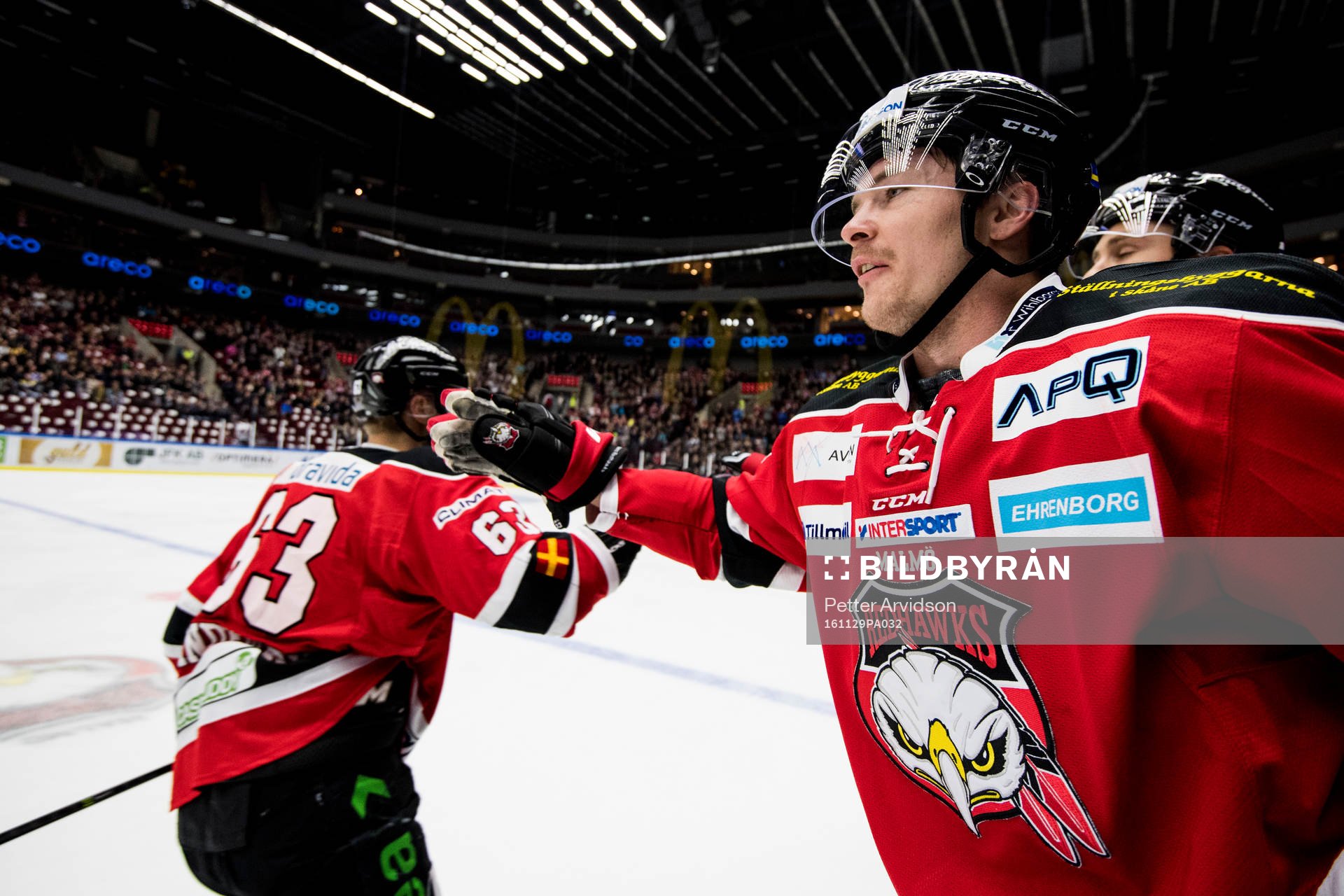Malmö Redhawks Fredrik Händemark jublar med Nicklas