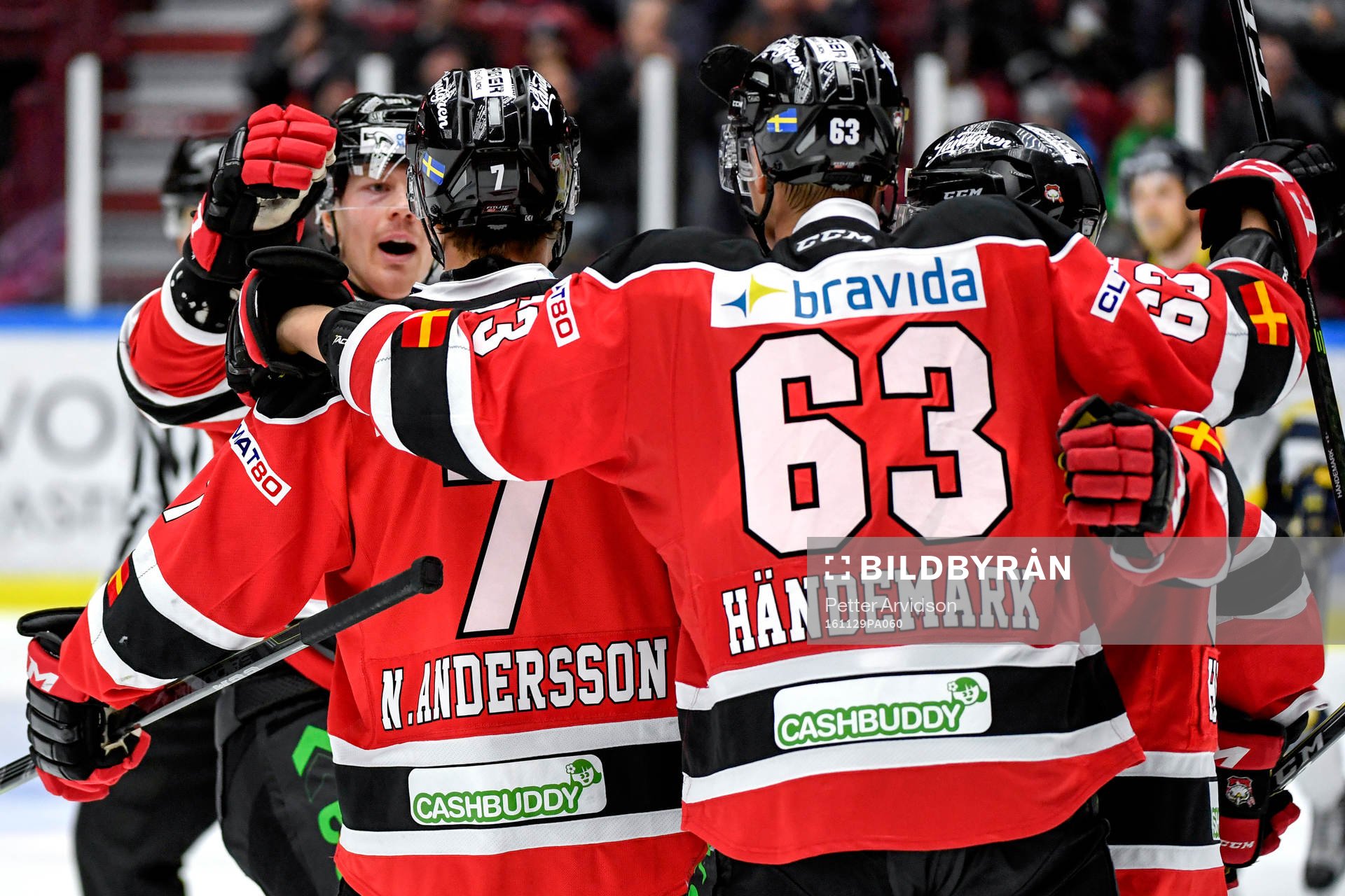 Malmö Redhawks Nils Andersson jublar med lagkamrater