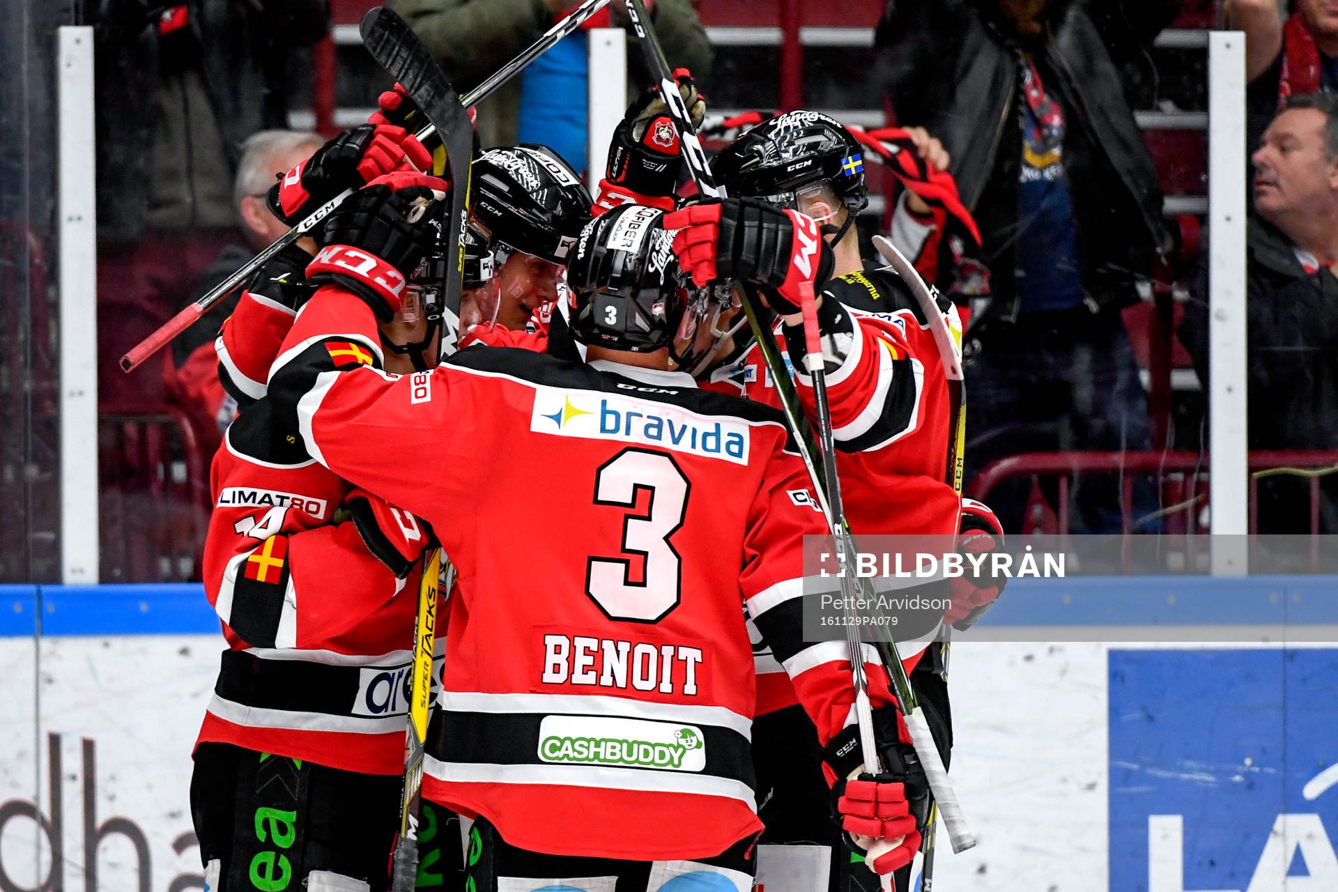 Malmö Redhawks Fredrik Händemark jublar med lagkamrater