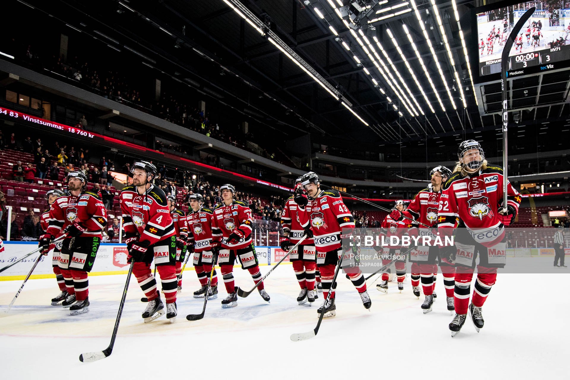 Malmö Redhawks spelare jublar mot publiken