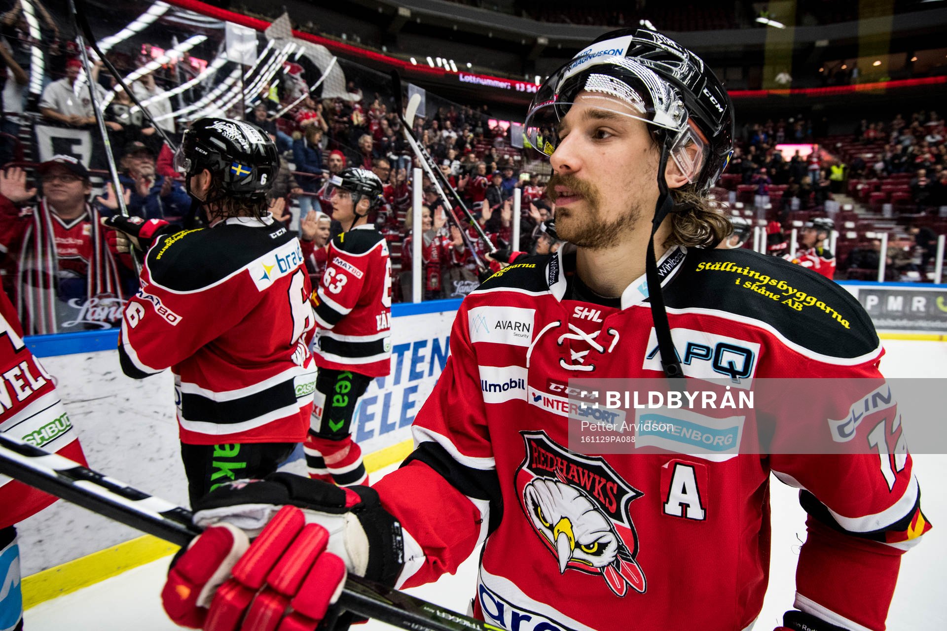 Malmö Redhawks Andreas Thuresson jublar mot publiken