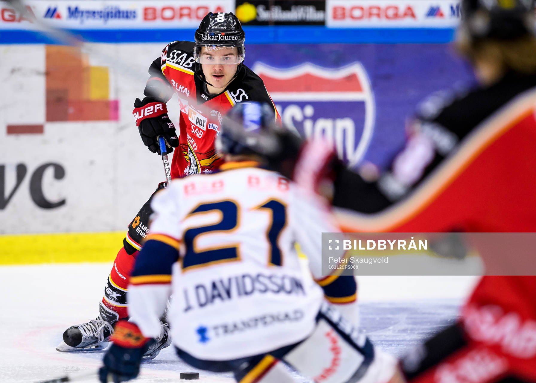 Luleås Julius Junttila med pucken