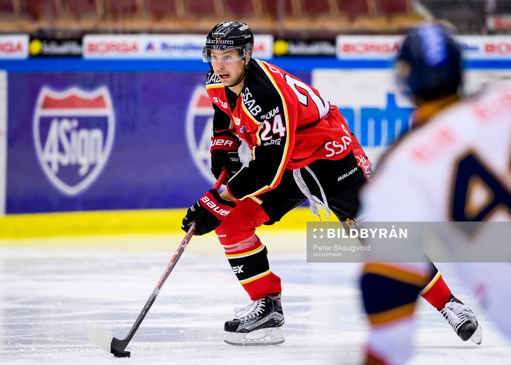 Luleås Johan Harju med pucken