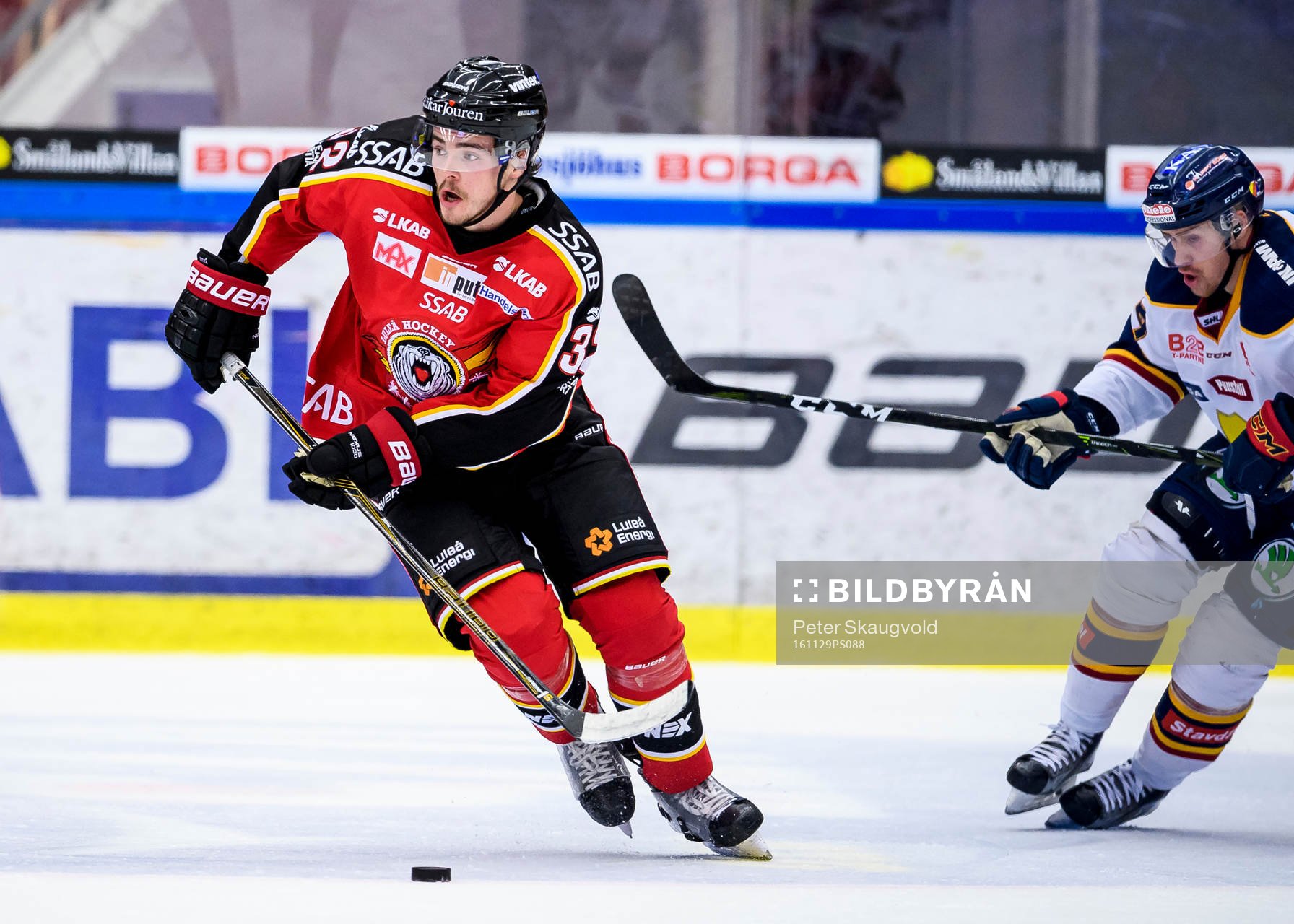 Luleås Oscar Engsund med pucken
