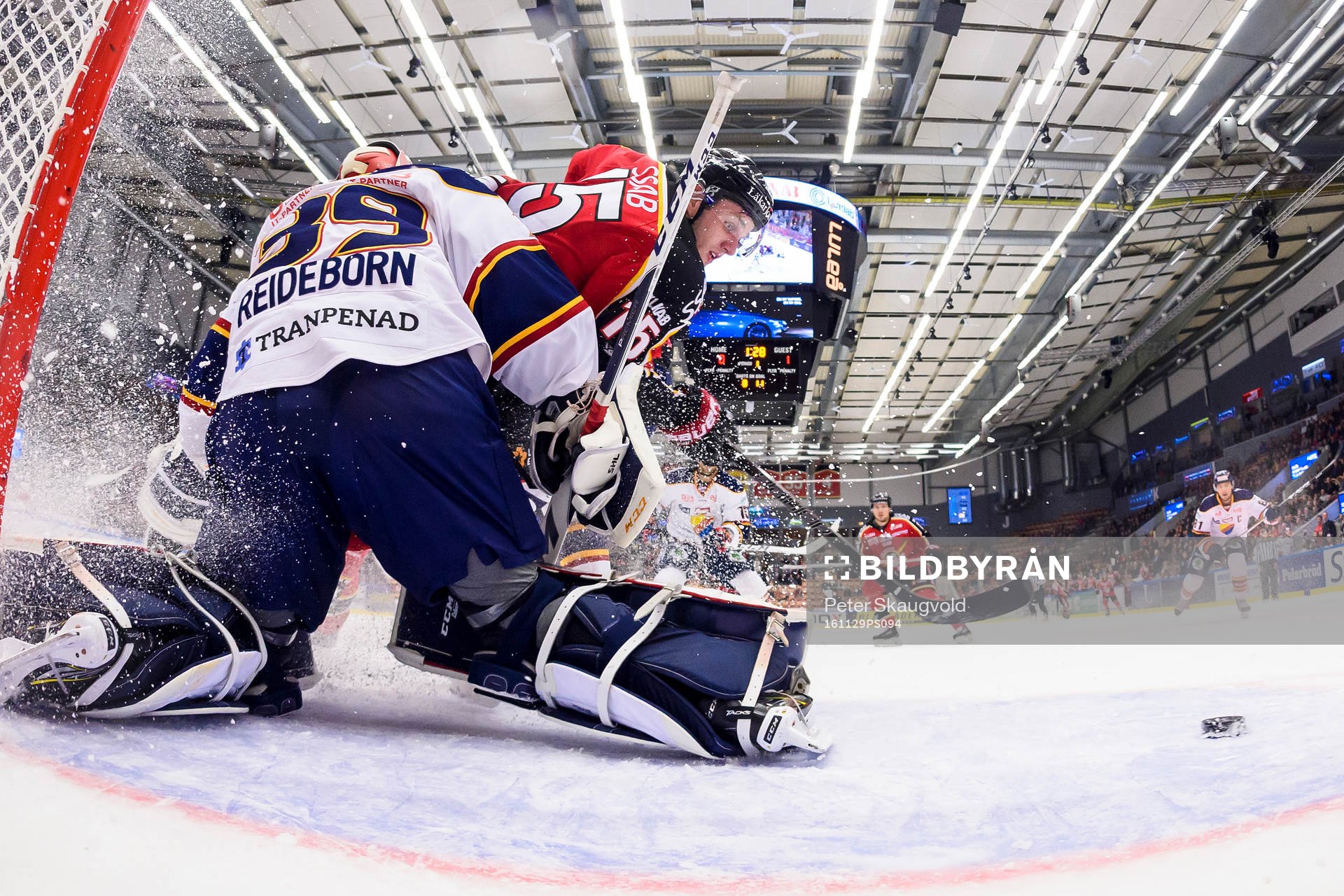 Luleås Christian Jaros försöker tycka in pucken bakom