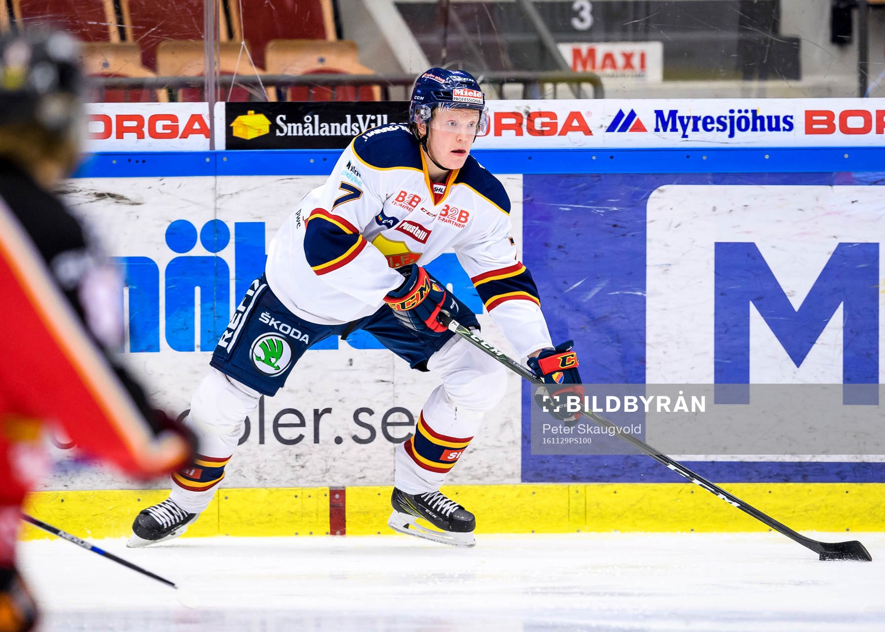 Djurgårdens Emil Johansson med pucken