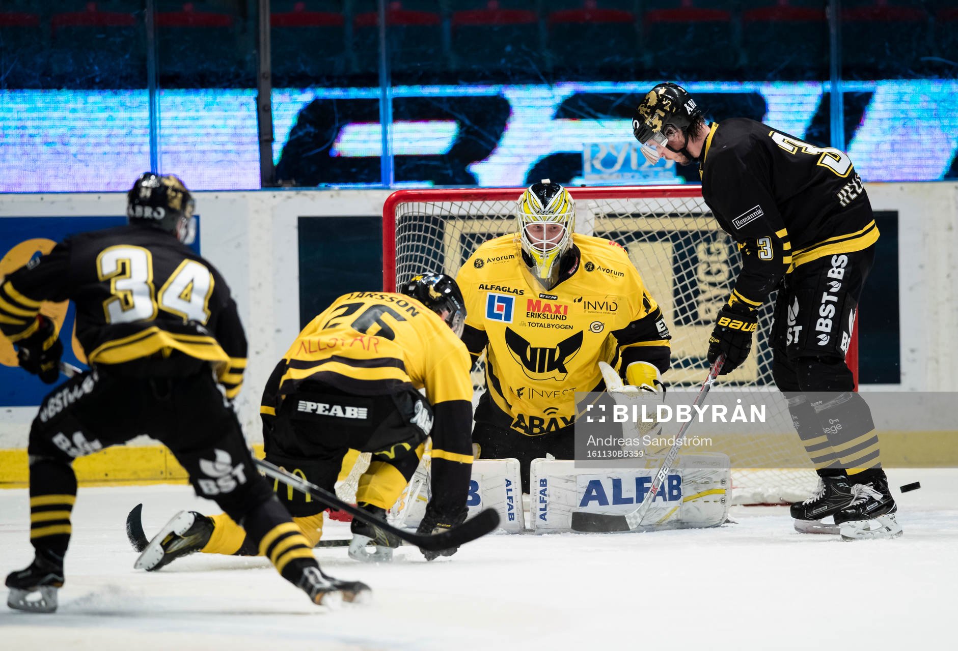 Västerås målvakt Marcus Dahlbom räddar ett skott från