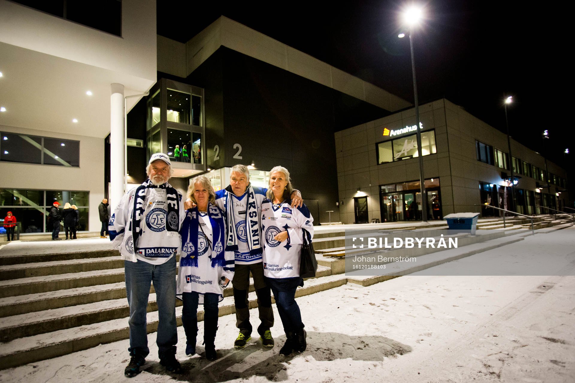 Leksandssupportrar utanför Behrn Arena