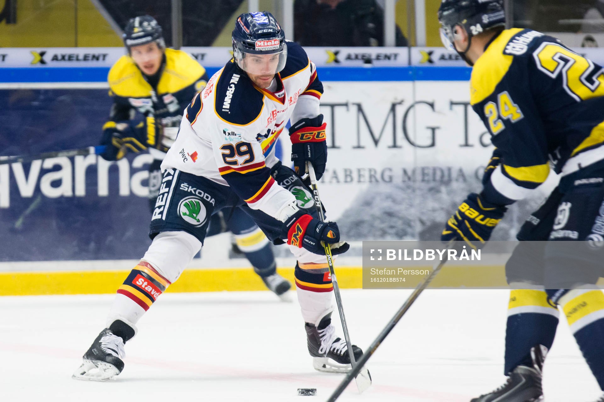 Djurgårdens Matt Anderson med pucken