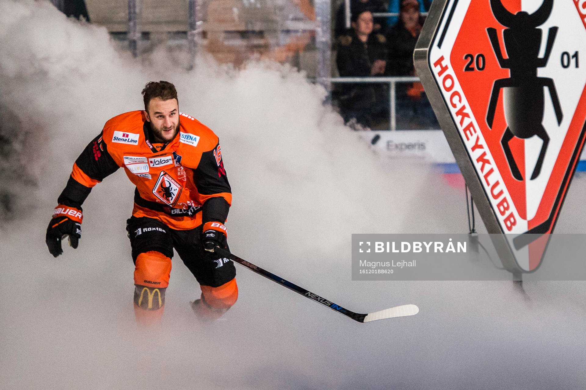 Karlskronas John Henrion på väg ut på isen