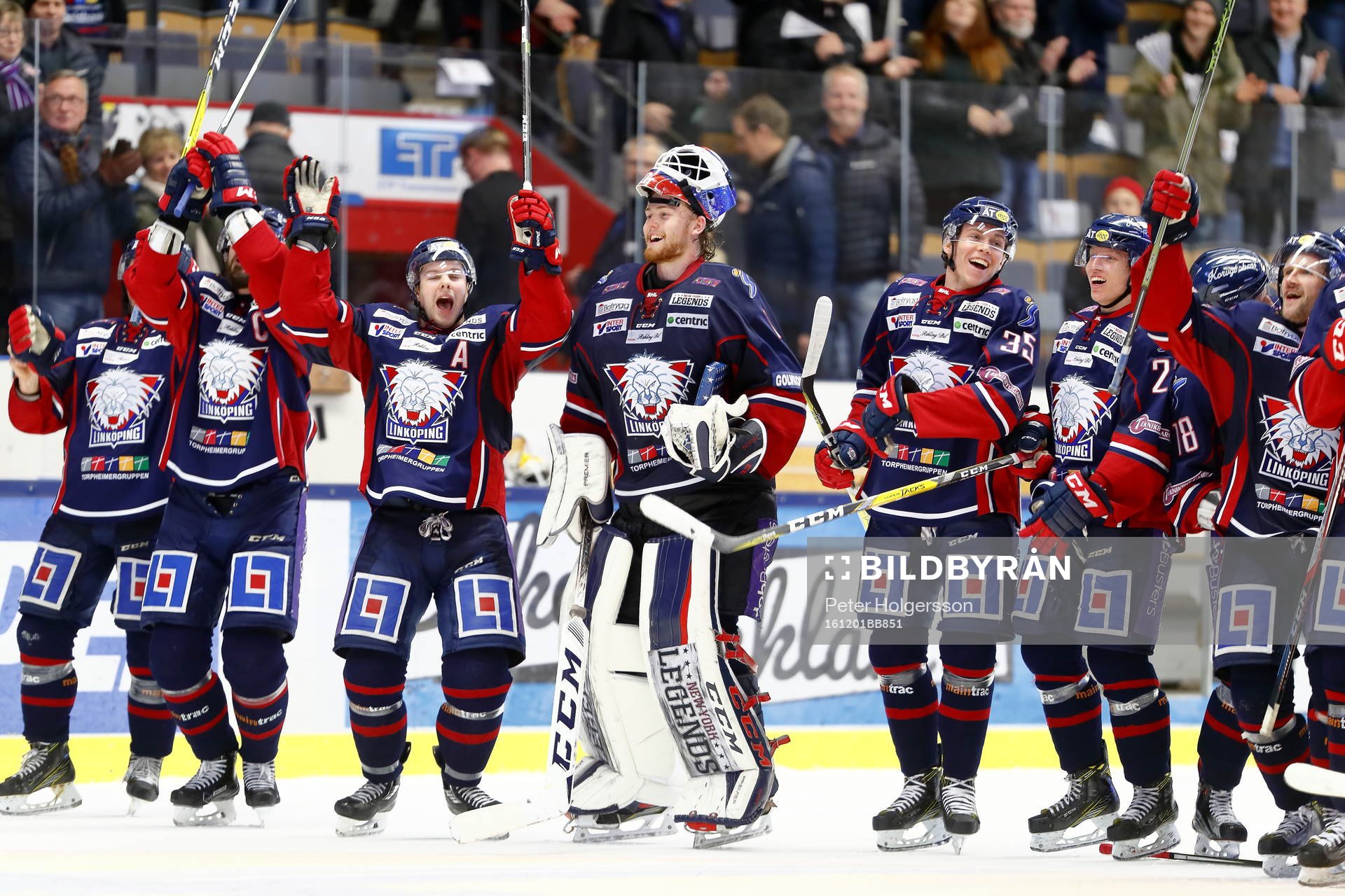 Linköping med målvakt Marcus Högberg jublar