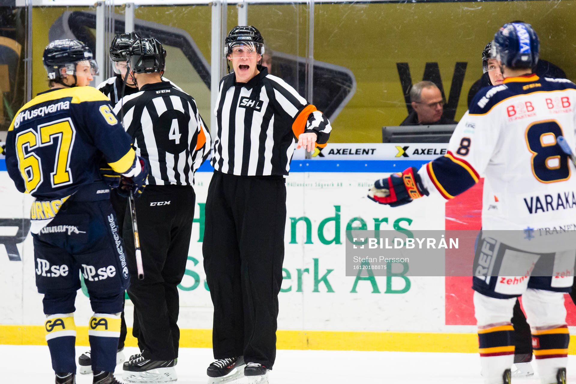 Domaren Morgan Johansson snackar med Djurgårdens Ville
