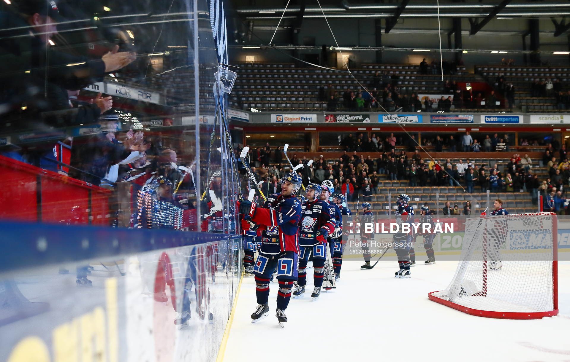 Linköpings spelare med Garrett Roe jublar