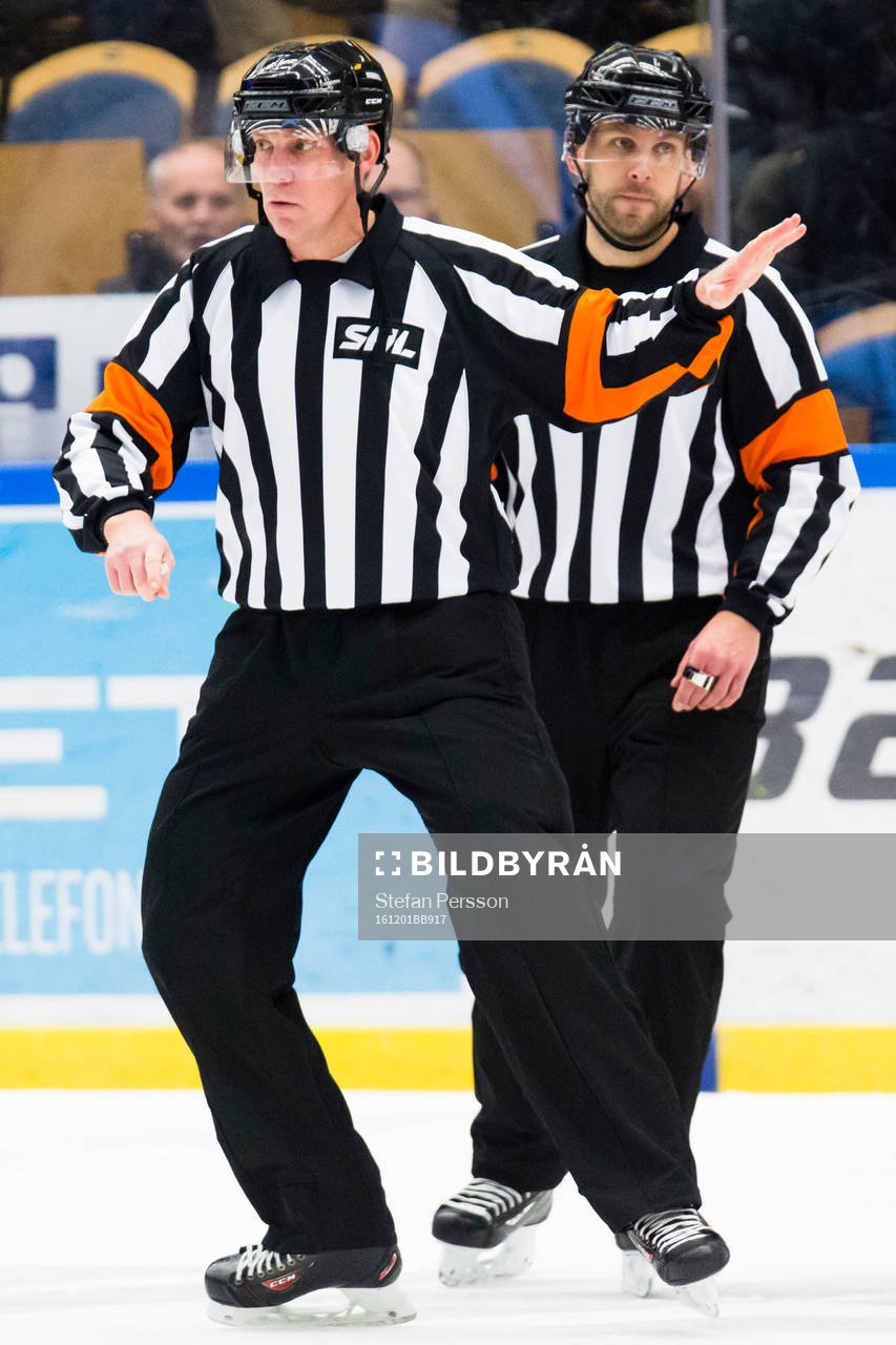 Domarna Morgan Johansson och Marcus Linde