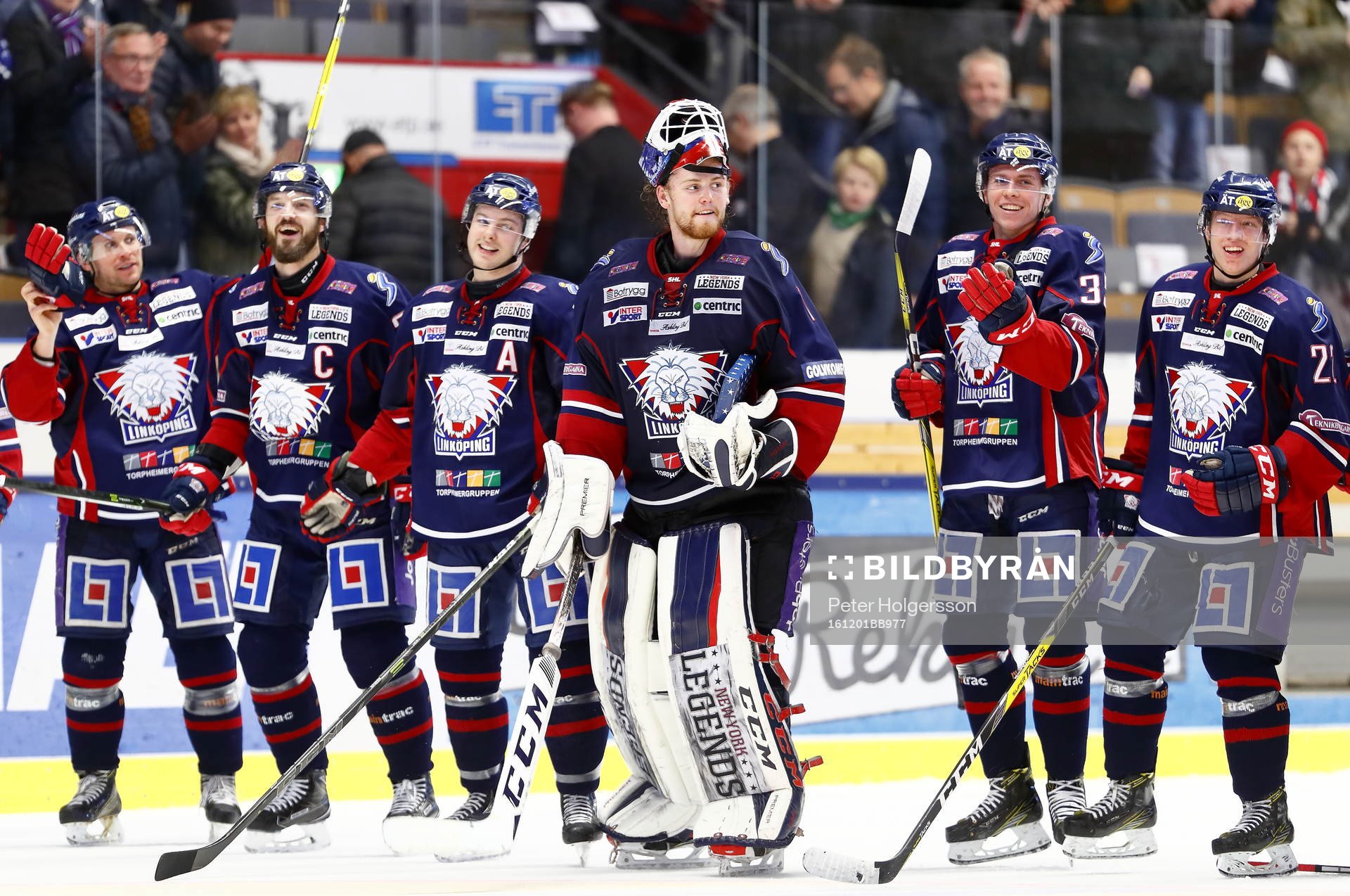 Linköpings spelare med målvakt Marcus Högberg jublar