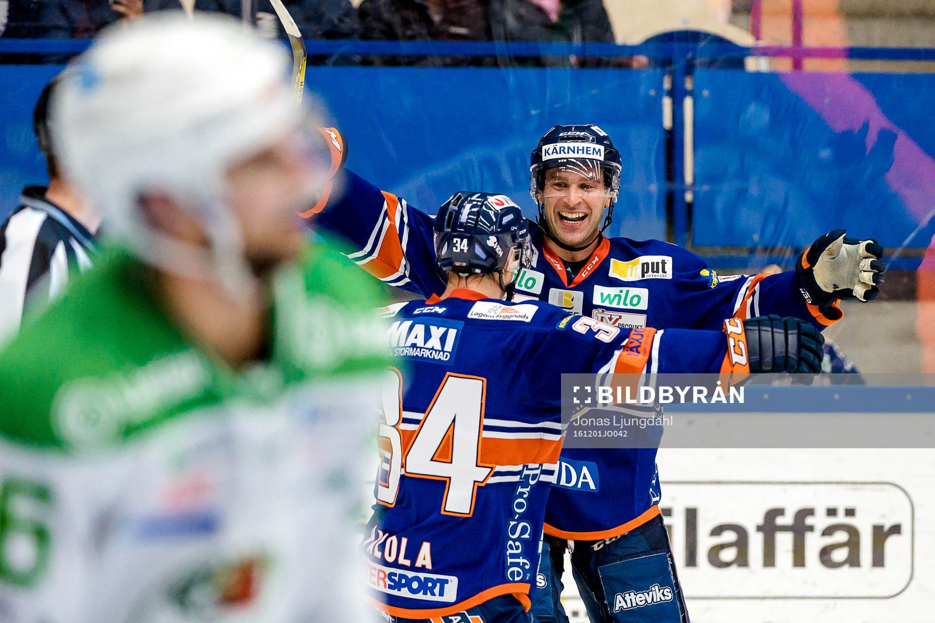 Växjös Josh Hennessy jublar