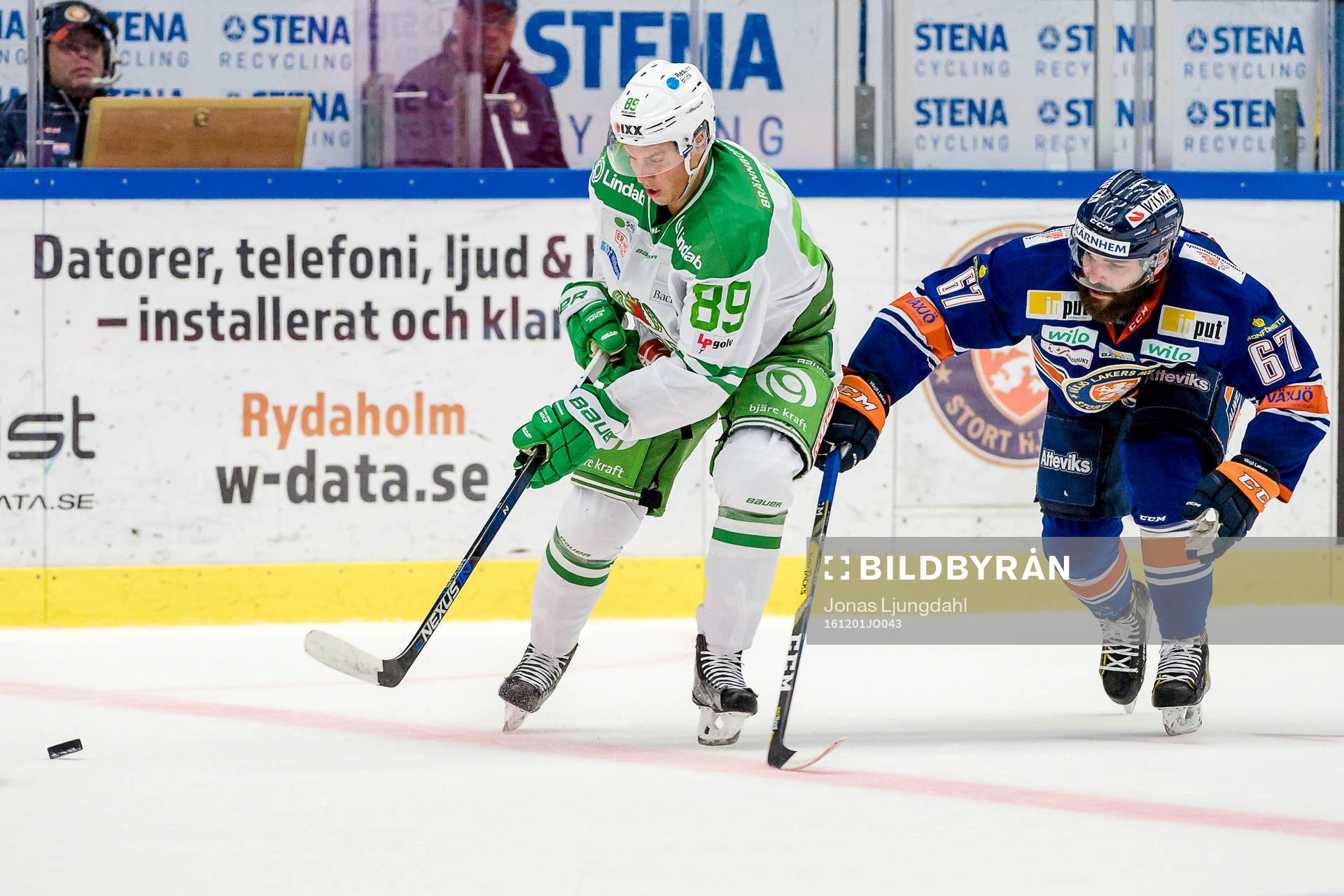 Rögles David Åslin jagas av Växjös Linus Fröberg