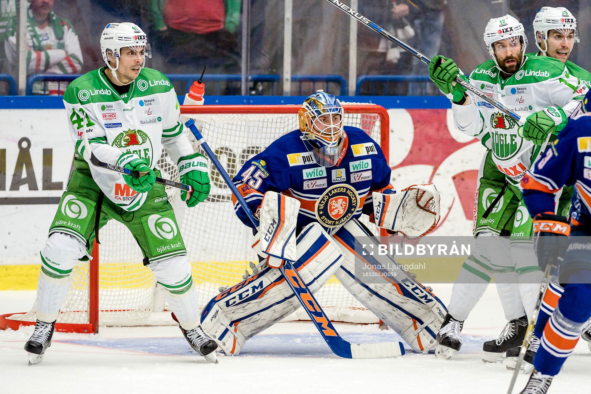 Växjös målvakt Viktor Andrén mellan Rögles Daniel