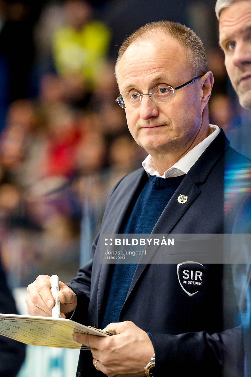 Rögles tränare Anders Eldebrink med taktiktavla