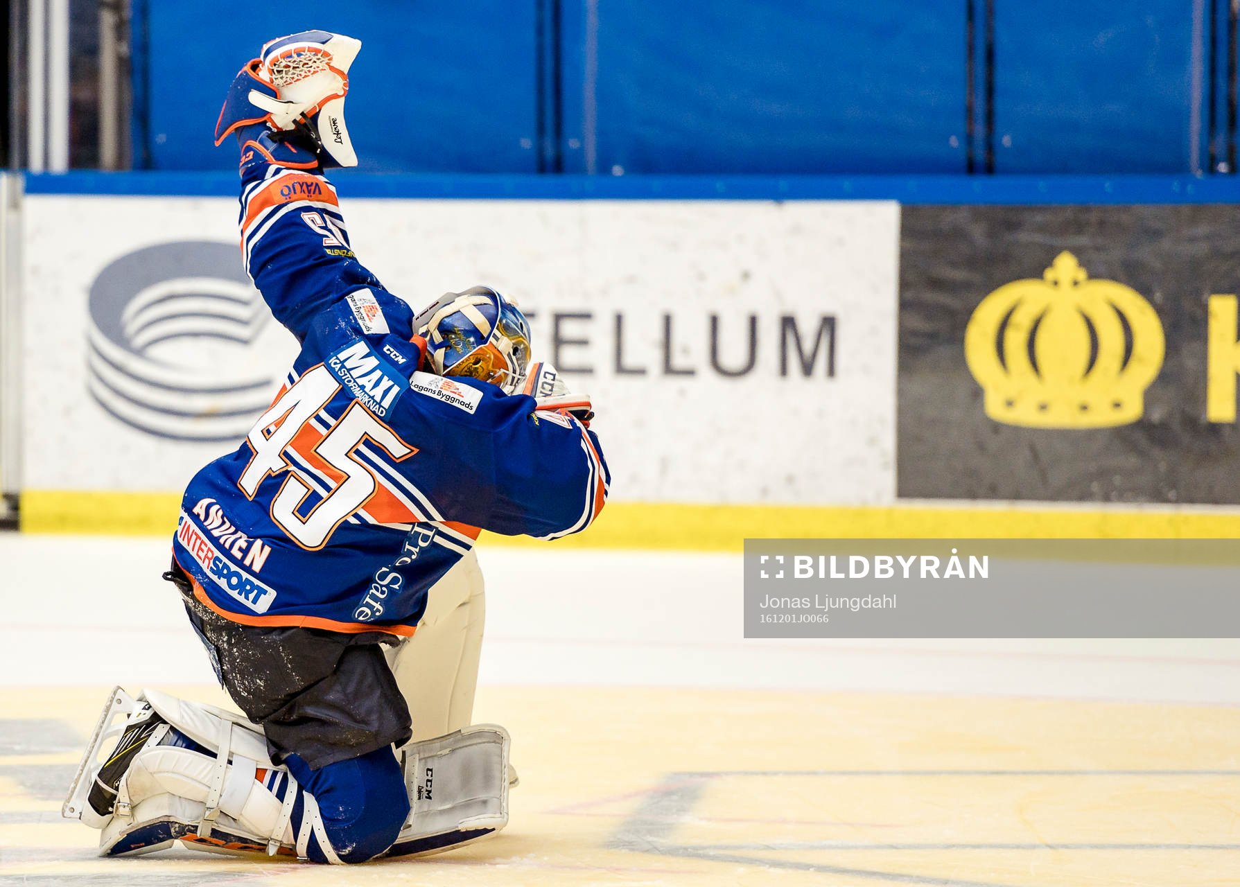 Växjös målvakt Viktor Andrén showar