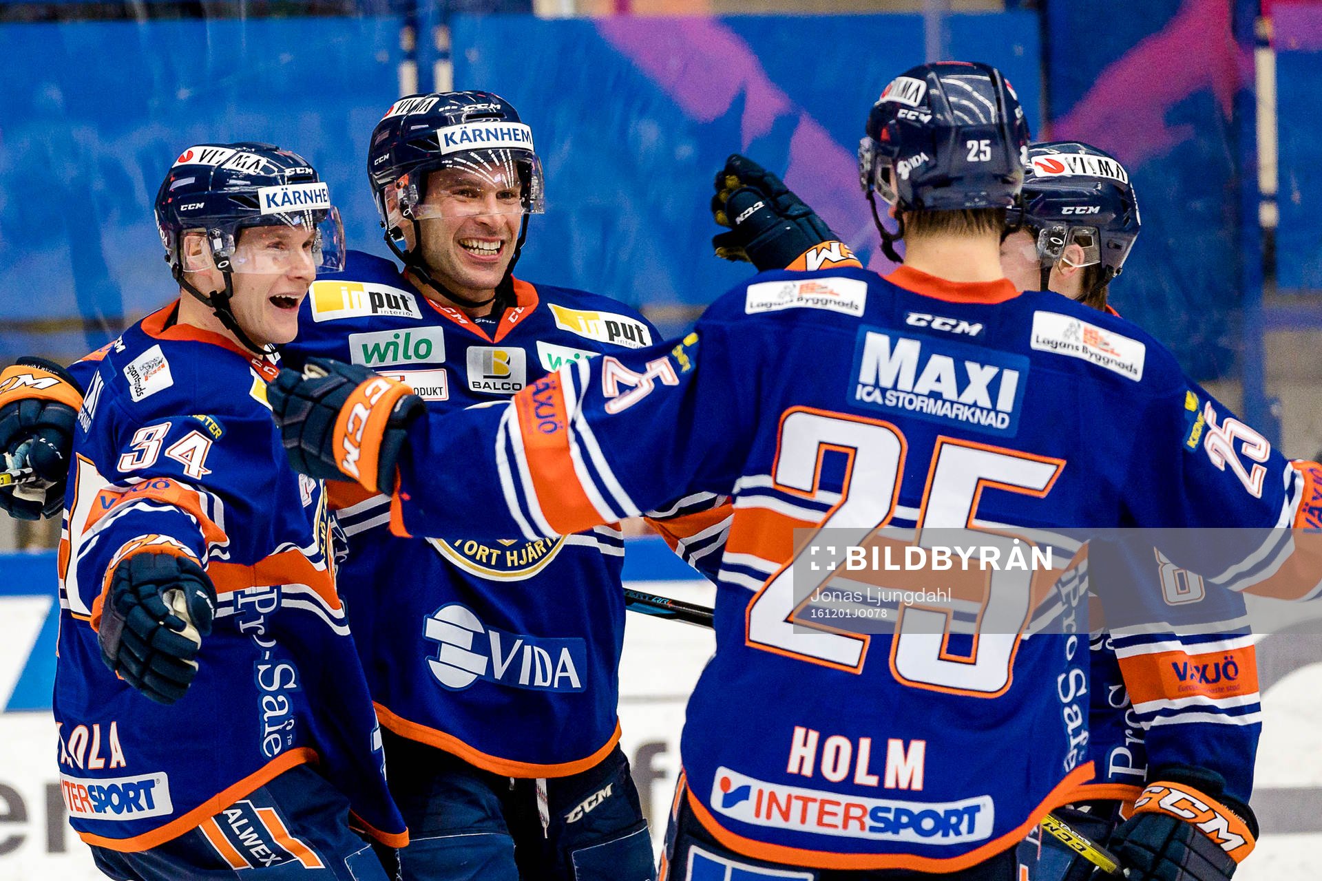 Växjös Olli Palola och Josh Hennessy jublar