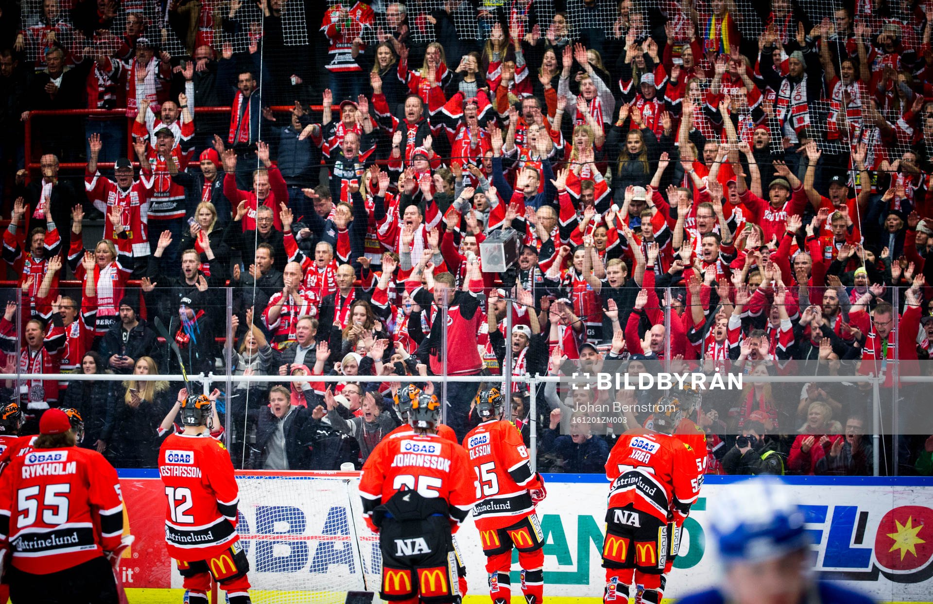 Örebrospelarna jublar framför fansen