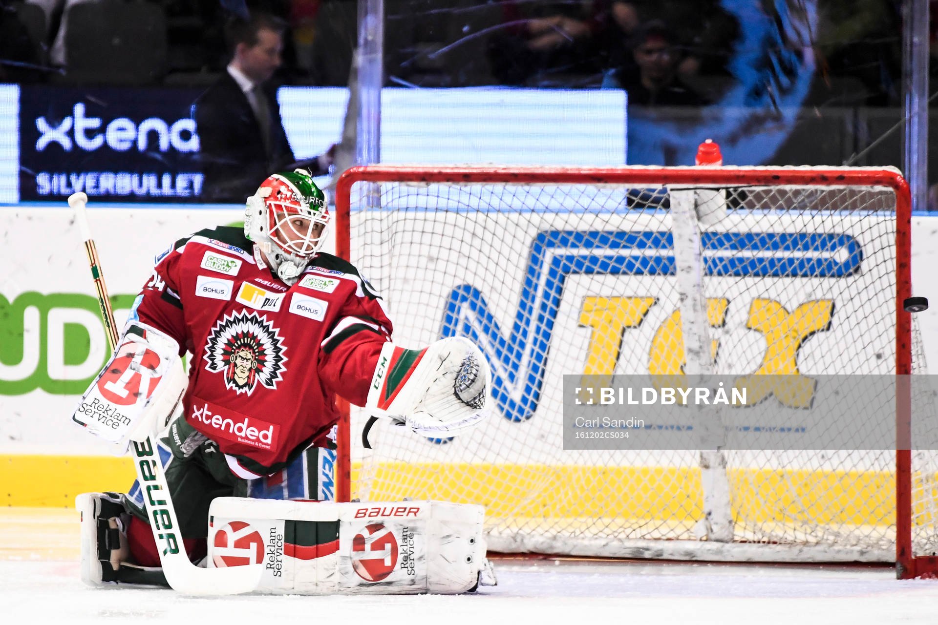 Frölundas målvakt Dan Bakala ser pucken gå i stolpen