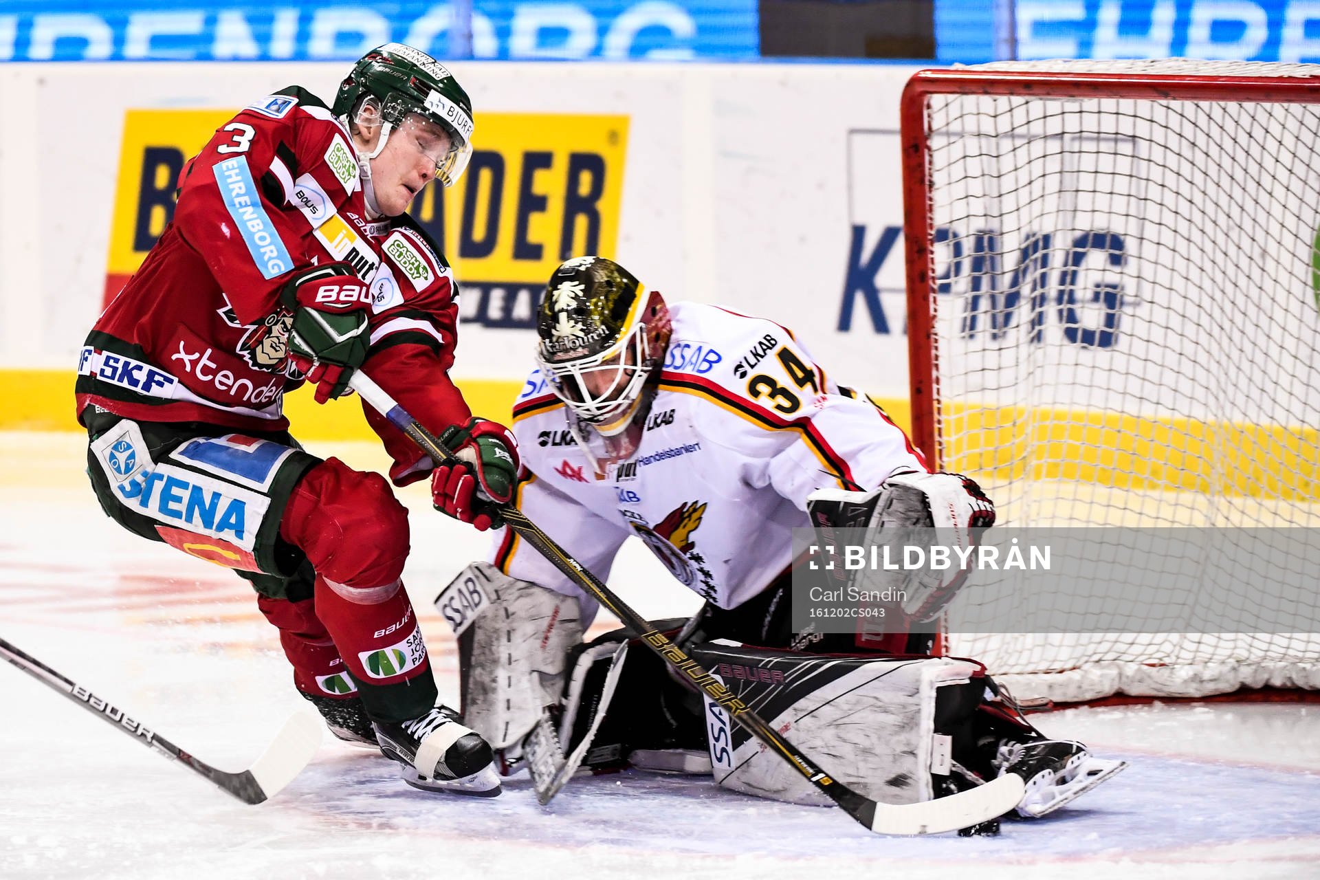 Frölundas Carl Grundström fri mot Luleås målvakt Joel
