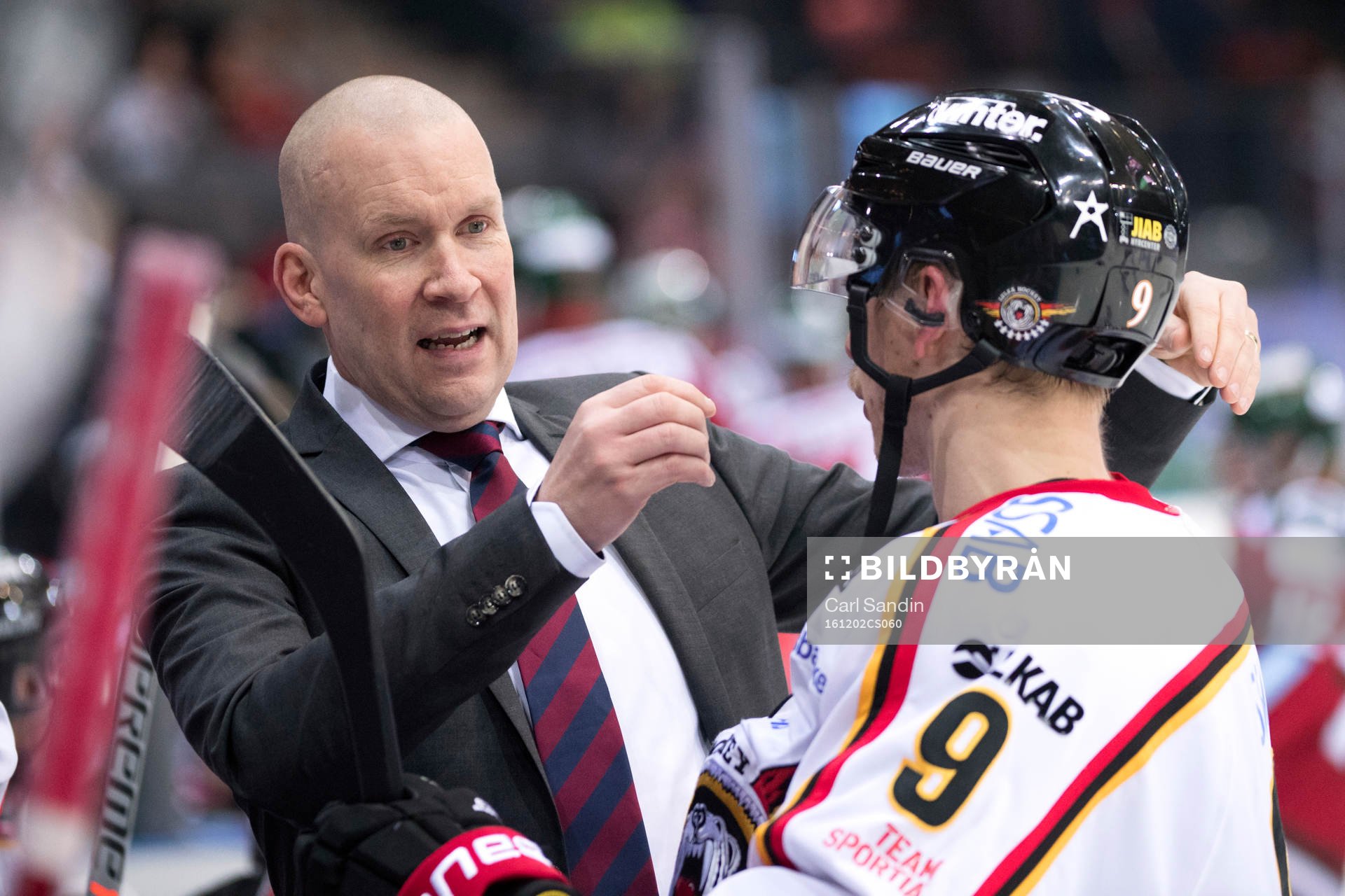 Luleås huvudtränare Stefan Nilsson pratar med Johan