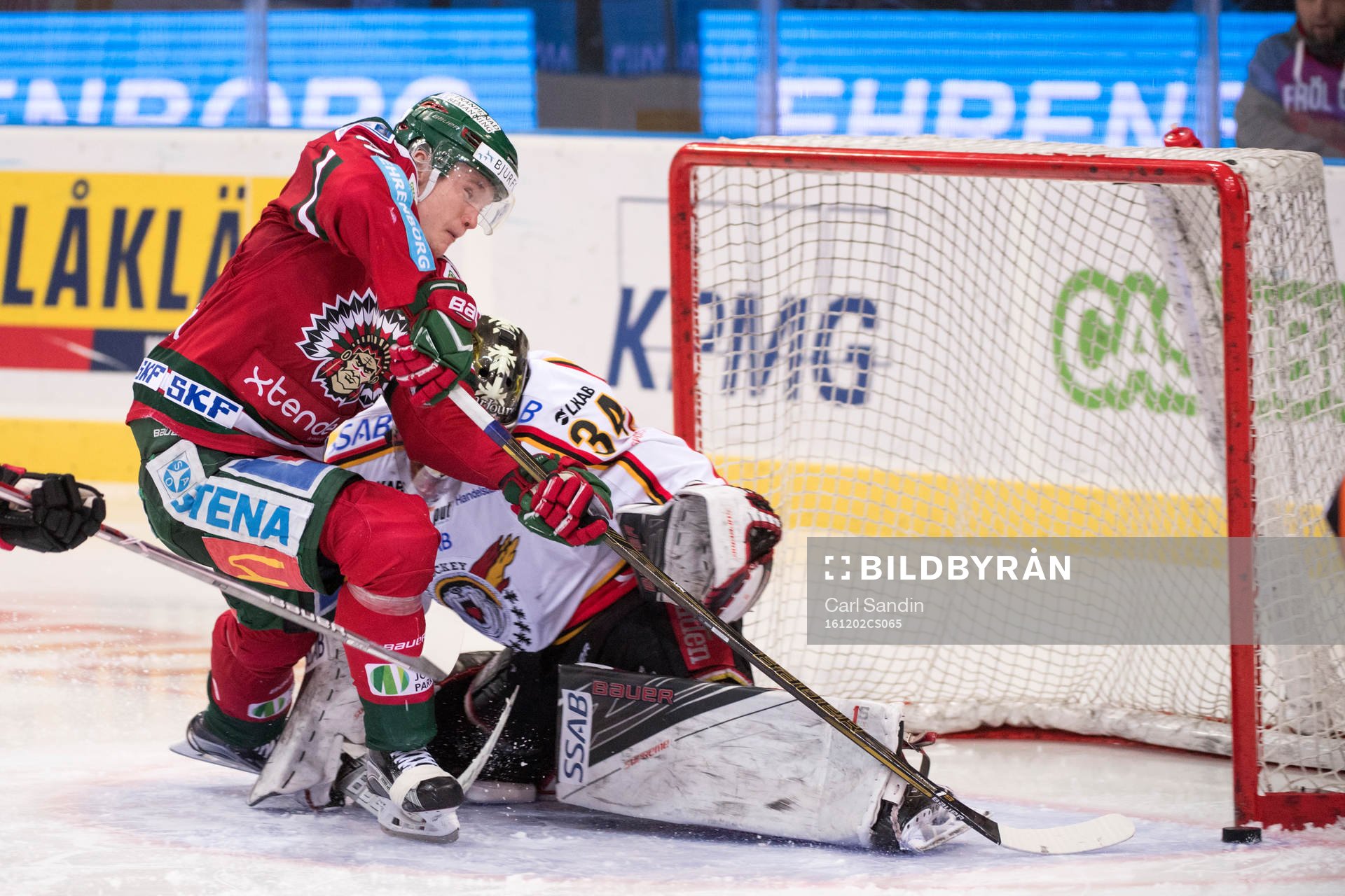 Frölundas Carl Grundström oroar framför Luleås målvakt