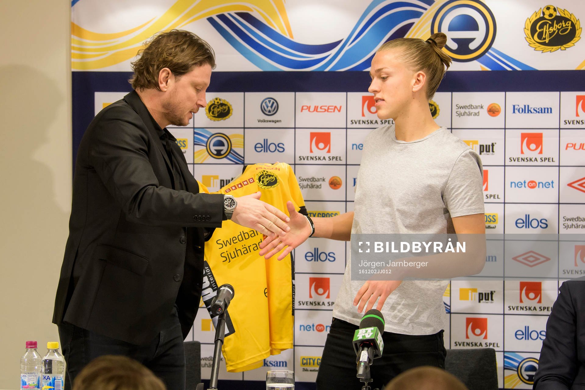Elfsborgs nyförvärv Jesper Karlsson tar emot Elfsborgs