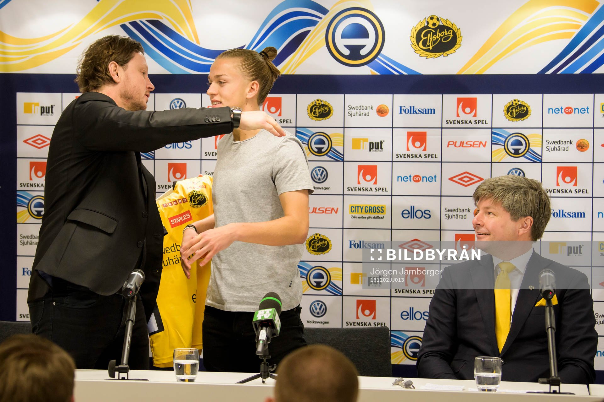 Elfsborgs nyförvärv Jesper Karlsson tar emot Elfsborgs