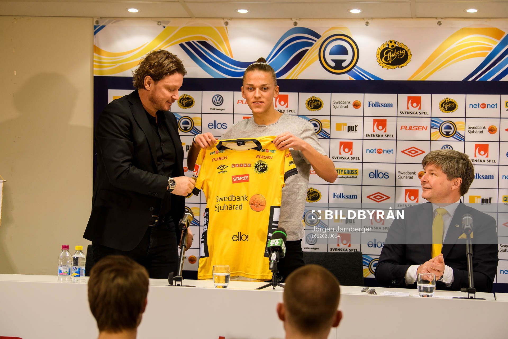 Elfsborgs nyförvärv Jesper Karlsson tar emot Elfsborgs