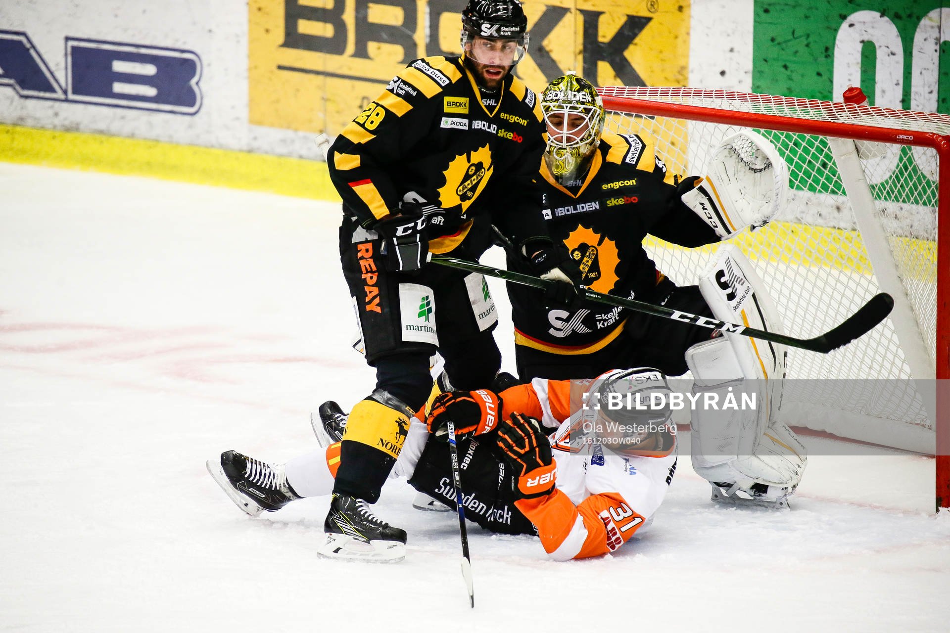 Skellefteås Johan Alm och målvakt Gustaf Lindvall
