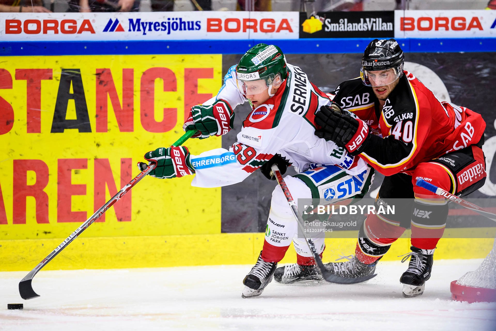Frölundas Simon Hjalmarsson jagas av Luleås Kael