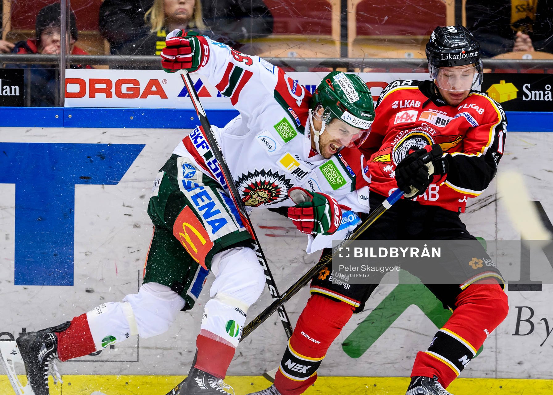 Frölundas Jonathan Sigalet tacklar Luleås Einar