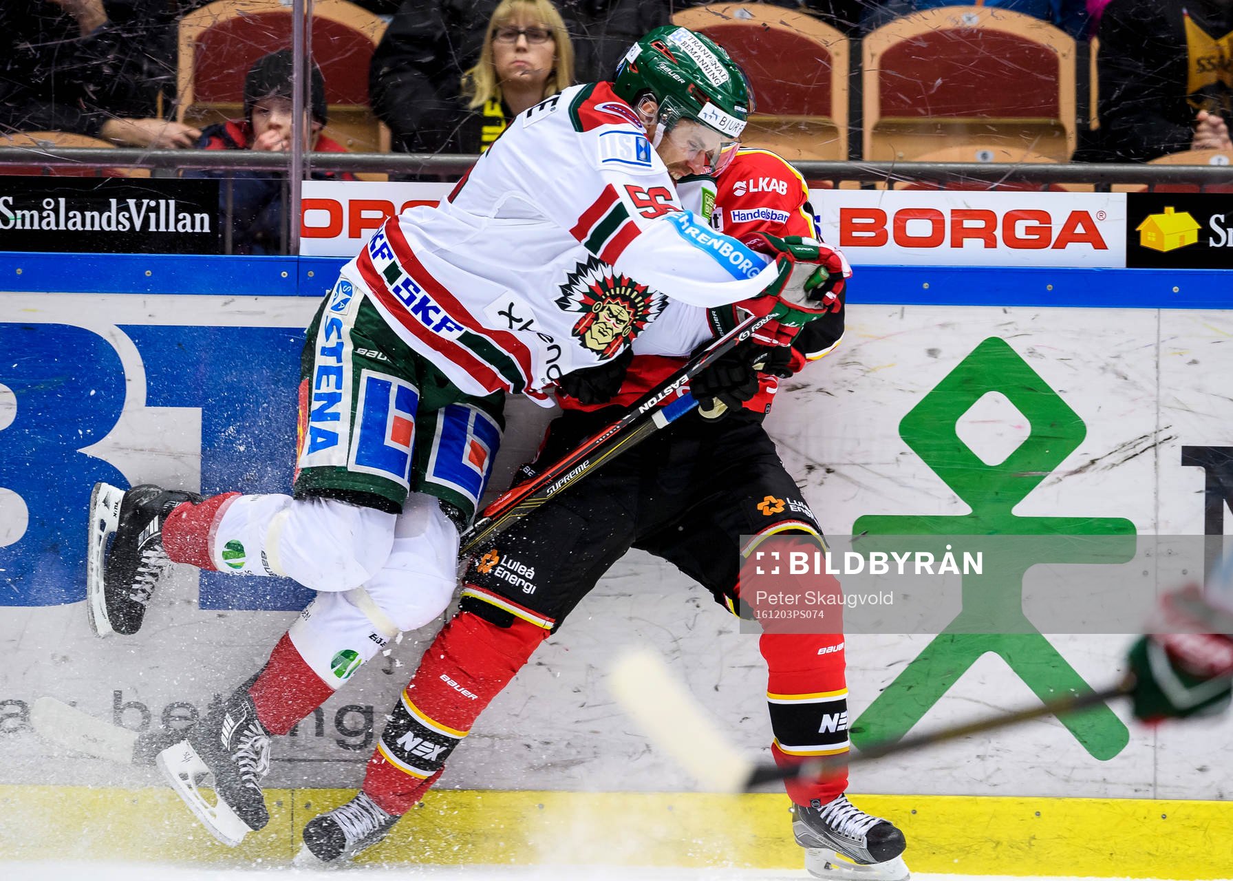 Frölundas Jonathan Sigalet tacklar Luleås Einar