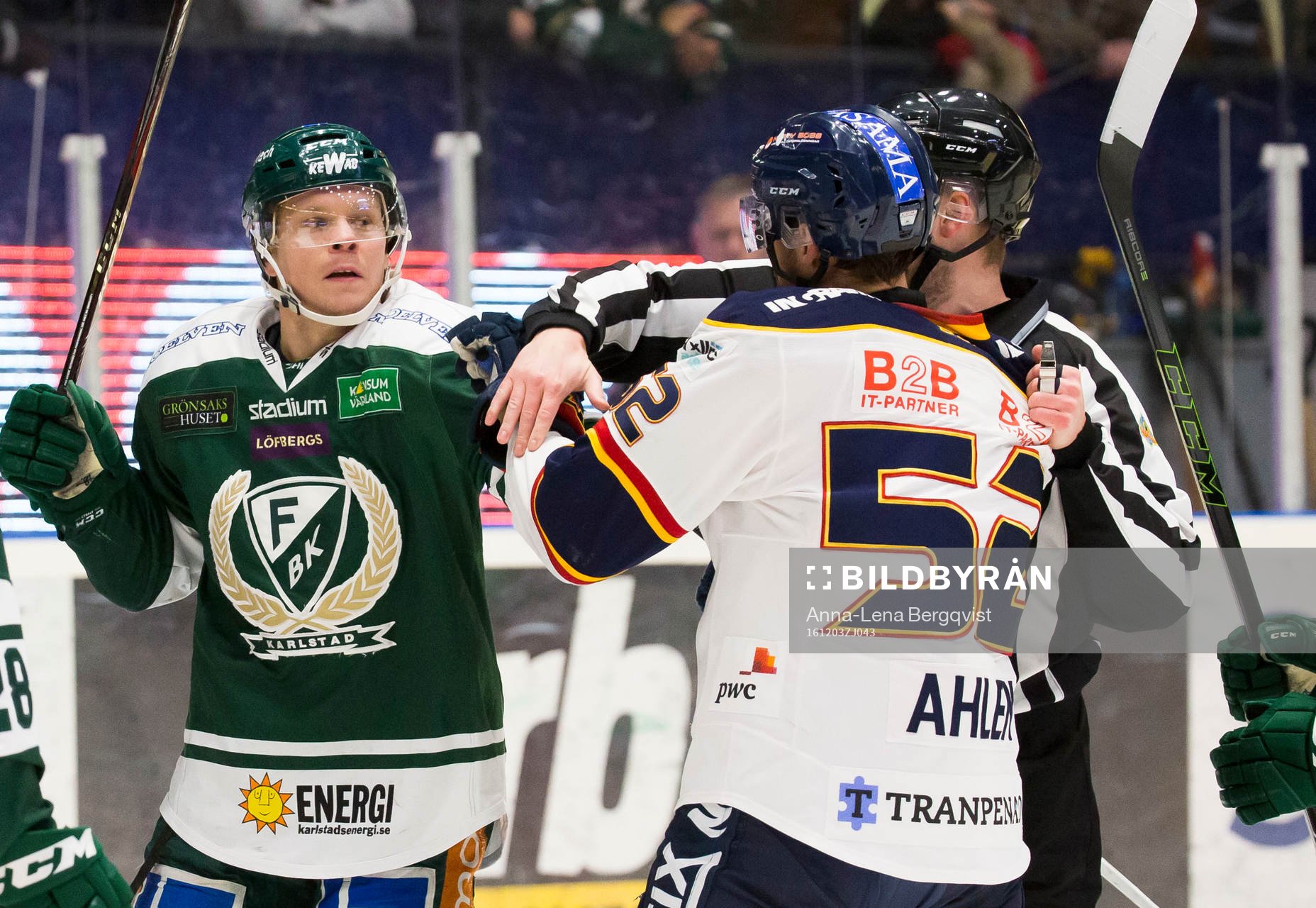 Färjestads Andreas Jämtin gruffar med Djurgårdens