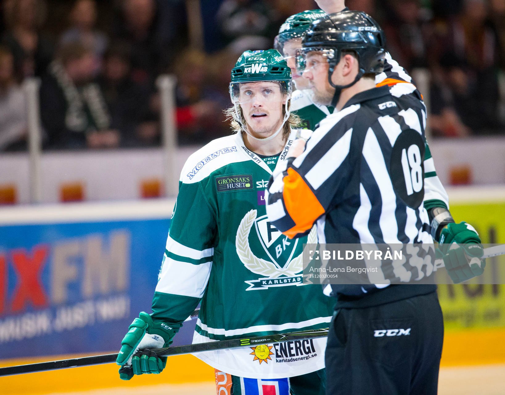 Färjestads Magnus Nygren pratar med Domare Mikael Nord