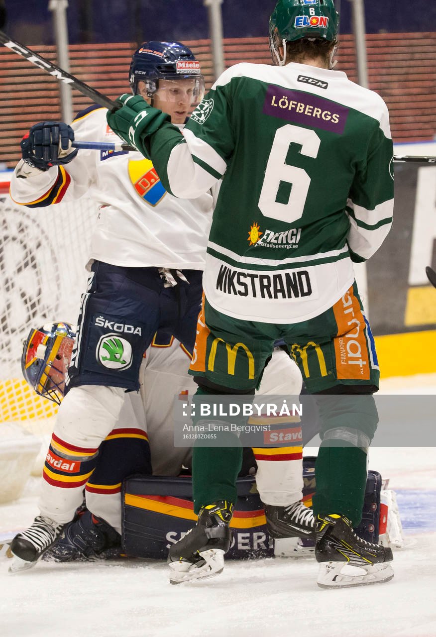 Djurgårdens Alexander Falk motar bort Färjestads Mikael
