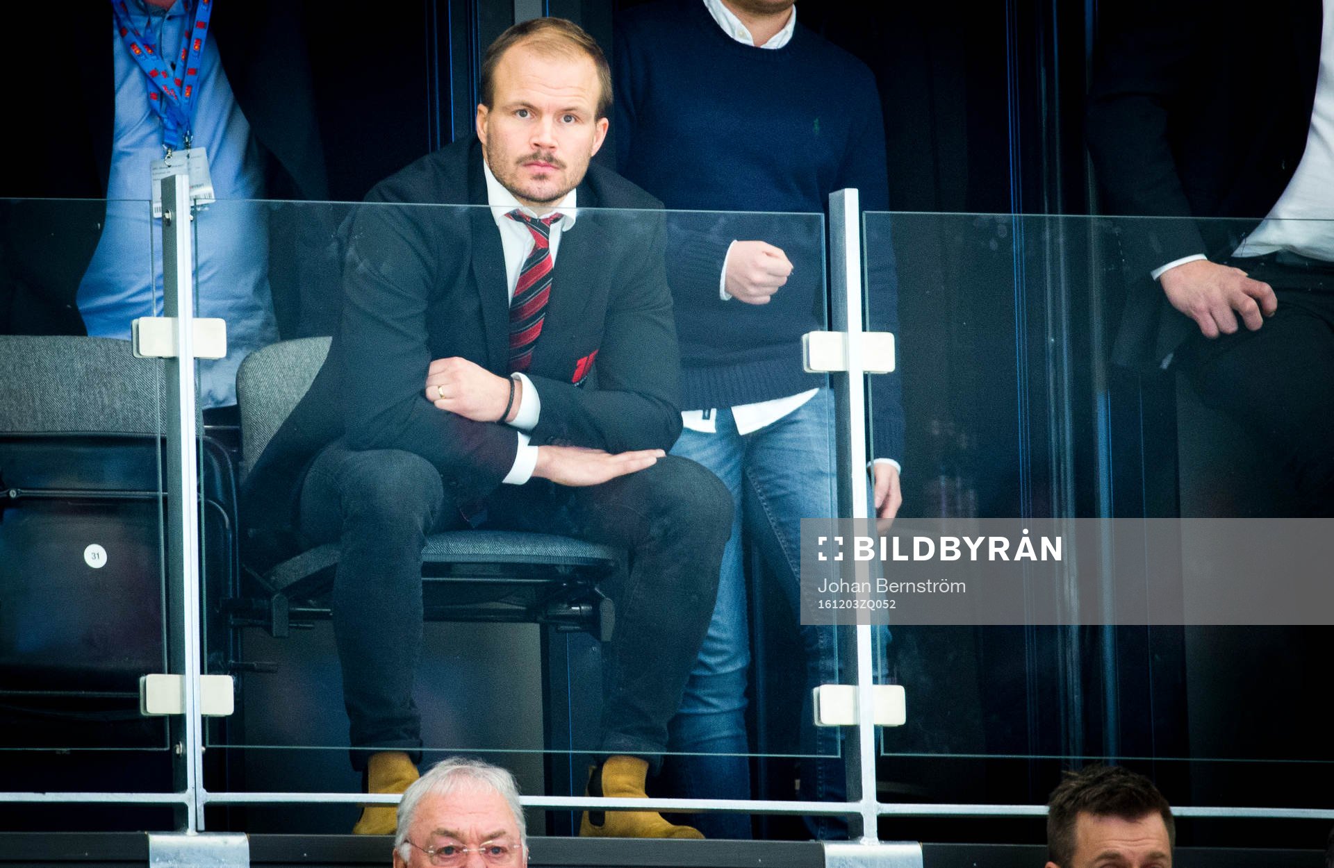 Örebros skadade Johan Wiklander ser matchen från läktaren