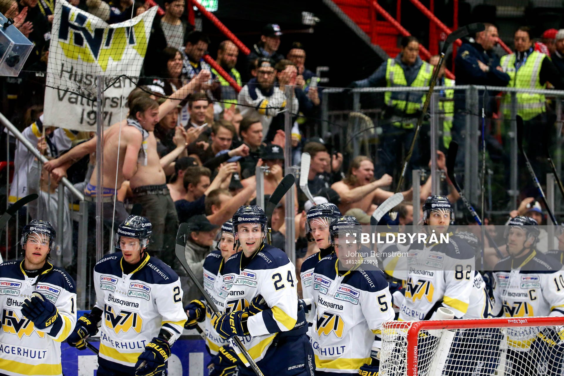 s spelare jublar med fansen