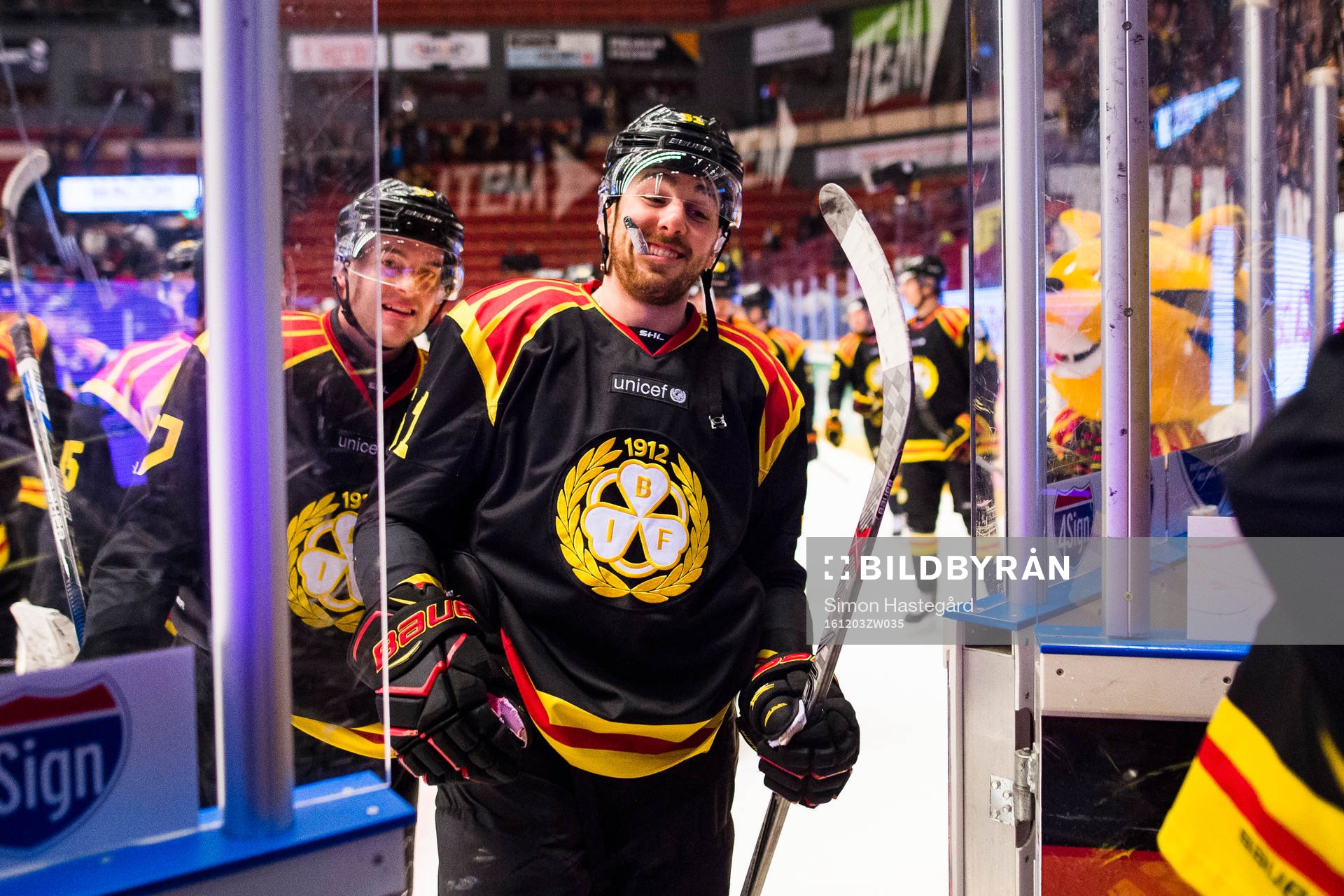 Brynäs Pathrik Westerholm och Marc Zanetti jublar