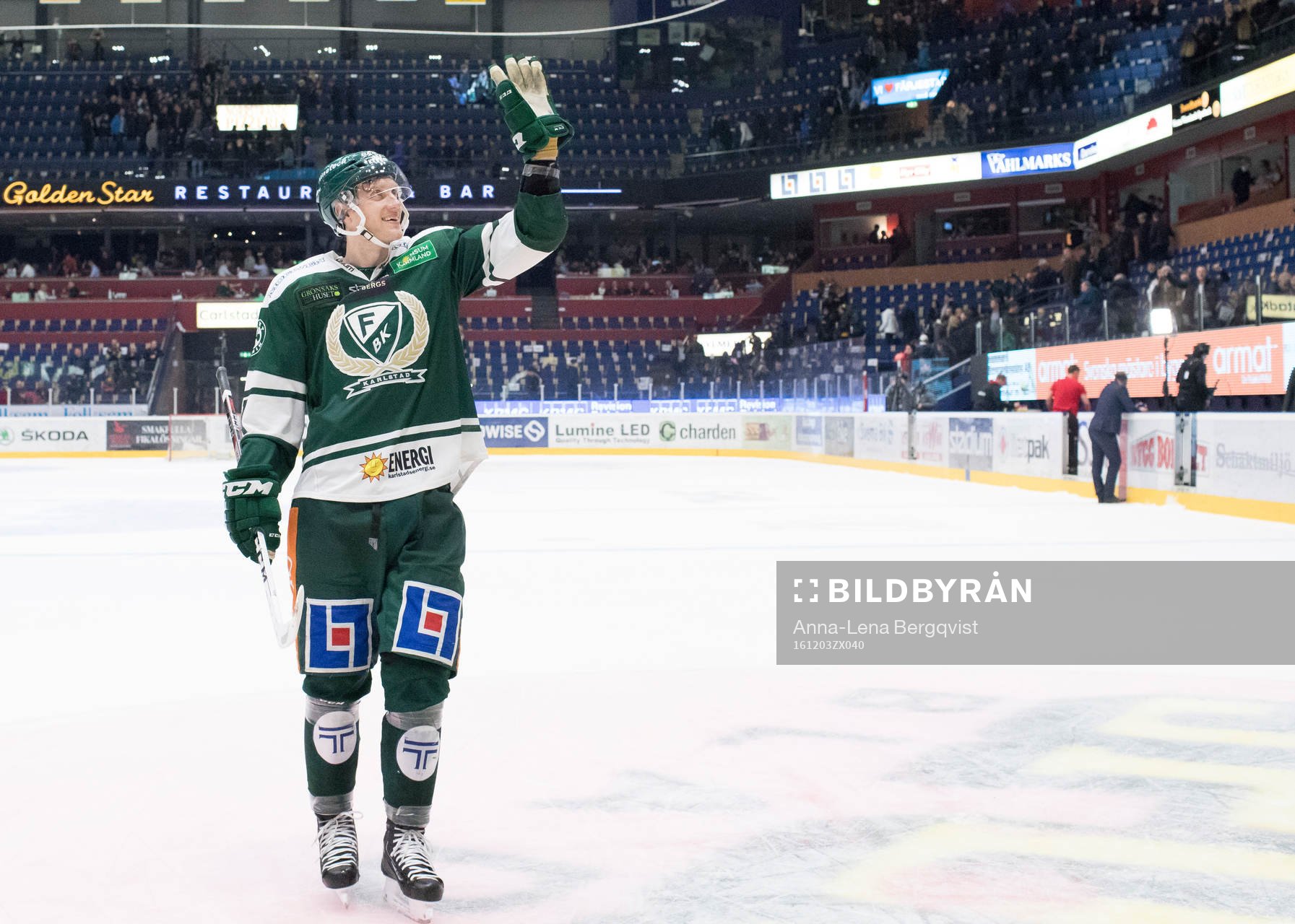 Färjestads Johan Ryno vinkar till publiken