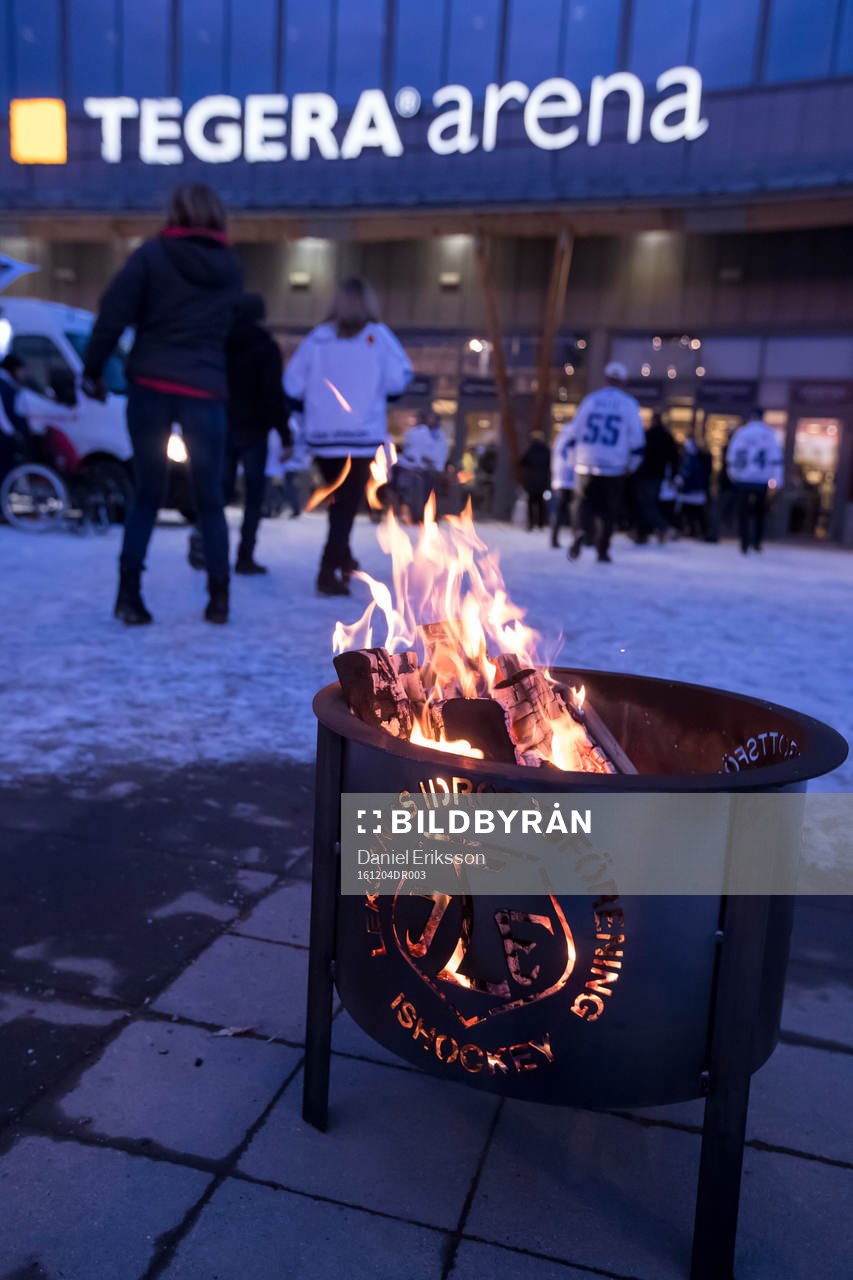 Eldkorg utanför Tegera Arena innan ishockeymatchen i SHL